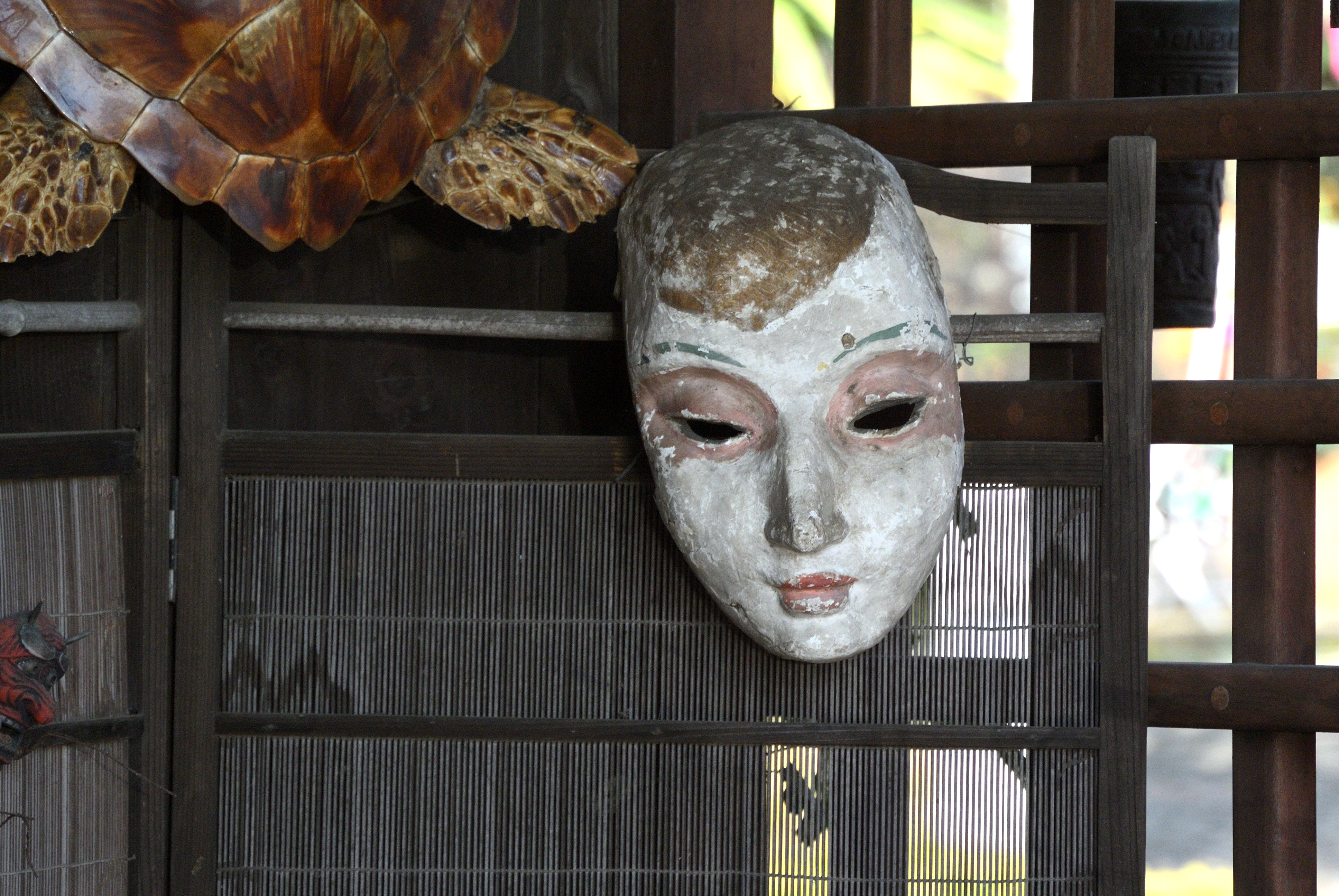 光の足りないコントラストの低い場所では、階調の再現が独自の雰囲気になることがわかりました<br><span class="fnt-85">Nikon 1 V1／1 NIKKOR VR 30-110mm f/3.8-5.6／110mm（297mm相当）／絞り優先AE（1/320秒、F6.3、−1.0EV）／ISO 400</span>