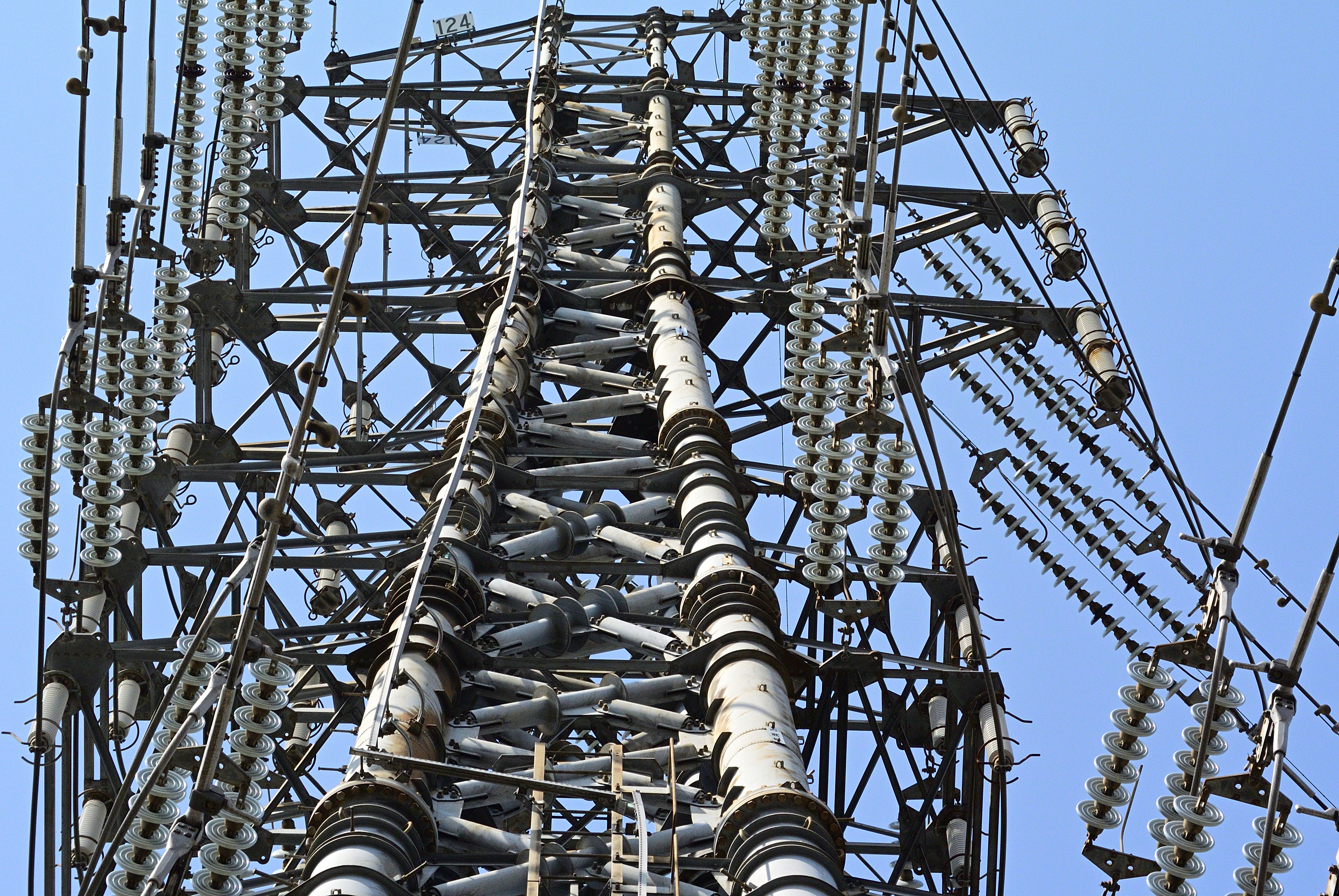 圧縮効果とパンフォーカス効果を同時になることを期待して、鉄塔の一部を切り取ってみました。碍子の描写などすばらしく鮮鋭で驚いております<br><span class="fnt-85">Nikon 1 V1／1 NIKKOR VR 30-110mm f/3.8-5.6／49.3mm（133mm相当）／絞り優先AE（1/1,000秒、F8.0、−0.3EV）／ISO 400</span>