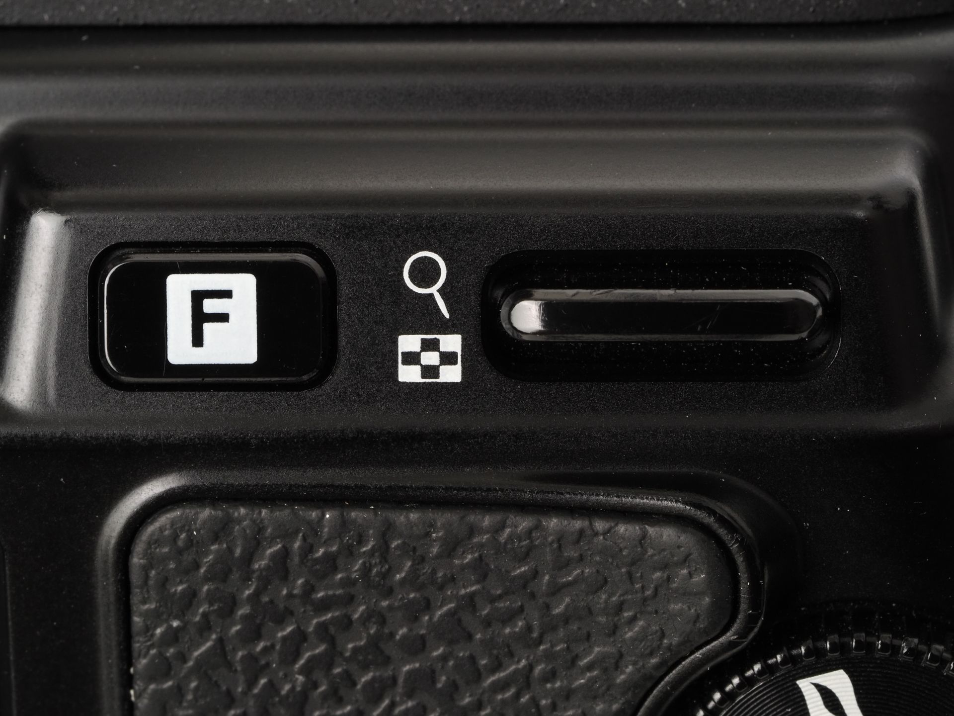 ファンクションボタンに拡大、縮小レバー。ファインダーを覗きながらでも意外にイケるんじゃないかという操作性であります