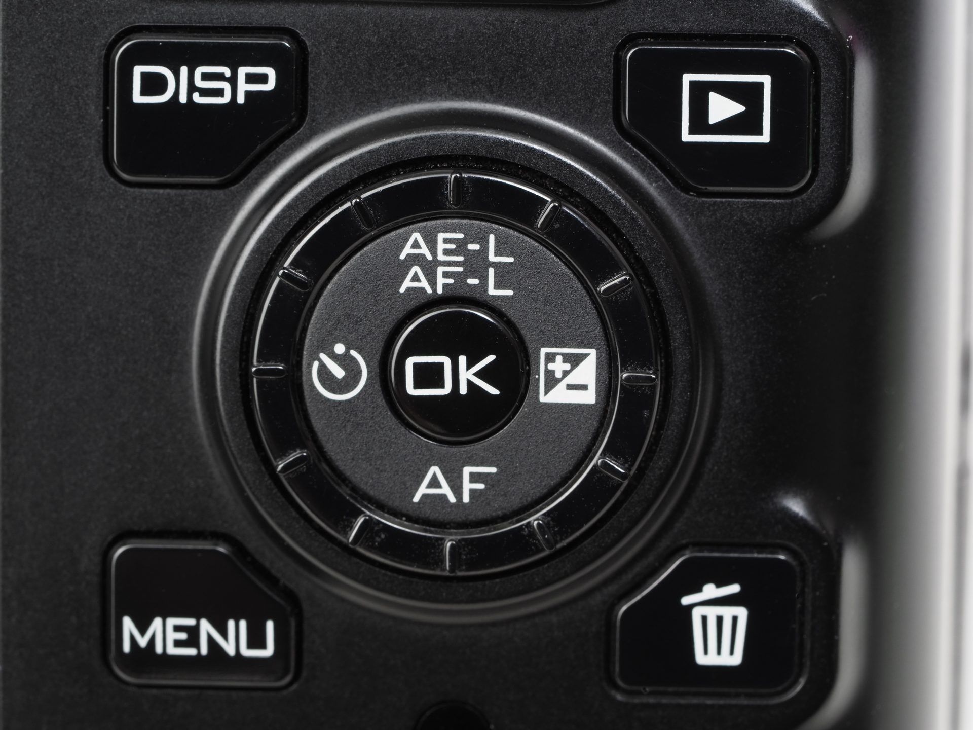 AEロックとか露光補正とか、メニュー、セルフタイマー設定や切り替えとかに使います。ダイヤルも軽いのですが、慣れたらファインダーを覗いたまま、操作設定できるようになりました。見た目よりも意外と使いやすいです