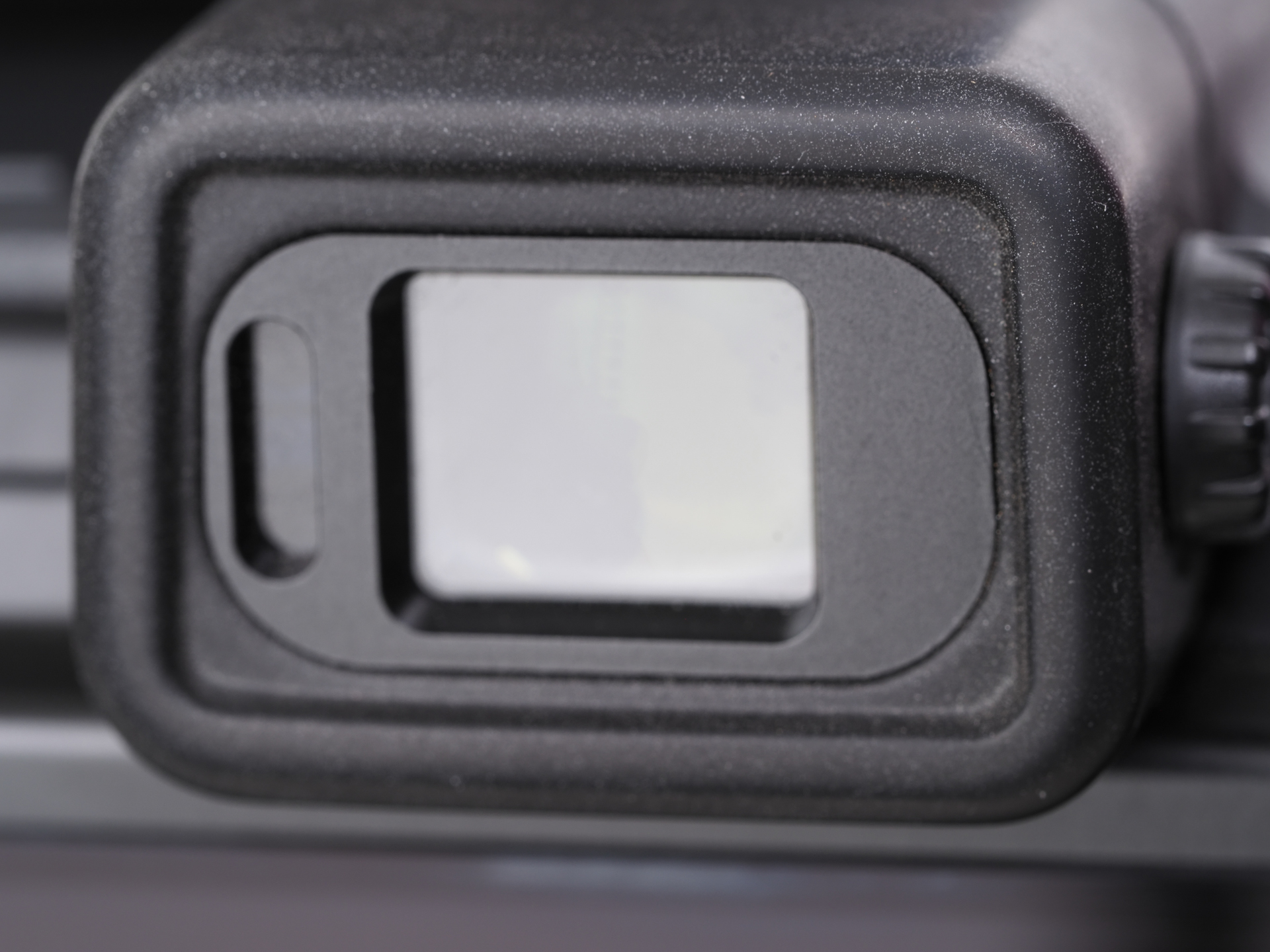 アイピースが四角いのが、高級機としてはどうよとは思いますが、13年前のカメラにしてはファインダーは悪くありません。あと一回り大きかったらなとは思いますし、少し温調に見えるような気もしますけど、撮影時には不満は感じませんでした