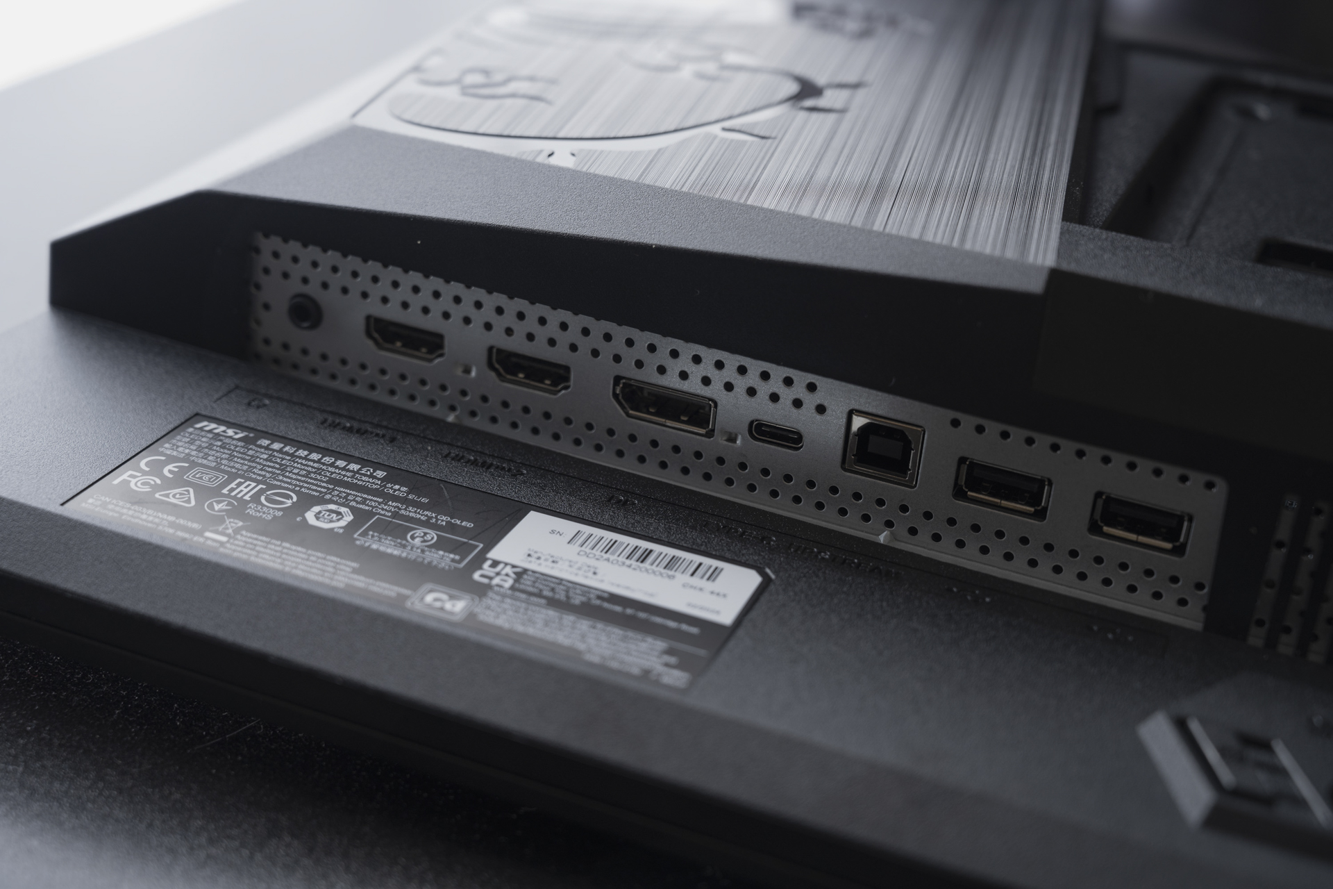 接続端子。HDMI×2，Display Port×1，USB Type-C×1，USB Type-B×1，USB Type-A×2を備える