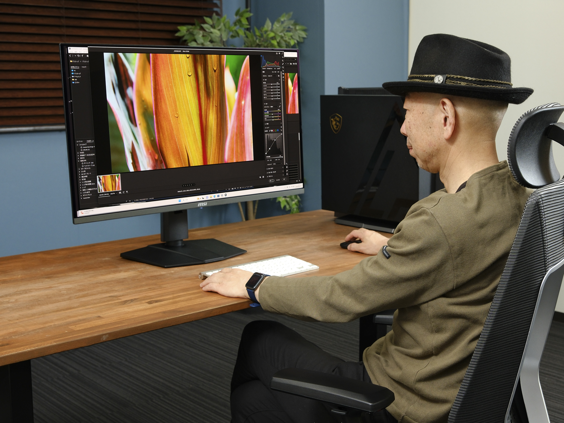 <b>最新世代のQD-OLED（量子ドット有機EL）パネルを採用</b>。ClearMR 13000を取得した鮮明な画像と、“純黒”ともいえる黒の沈み込みが魅力。接続しているPCはMSI Trident X2 14NUI9-292JP。4K動画編集、RAW現像ともパワフルにこなす