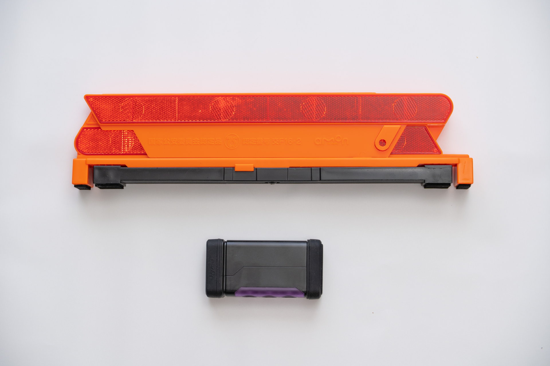 三角表示板と比較してみるとかなり大きさが違う。もちろん小さくなります。収納の少ない軽自動車にとってありがたいことこの上なし