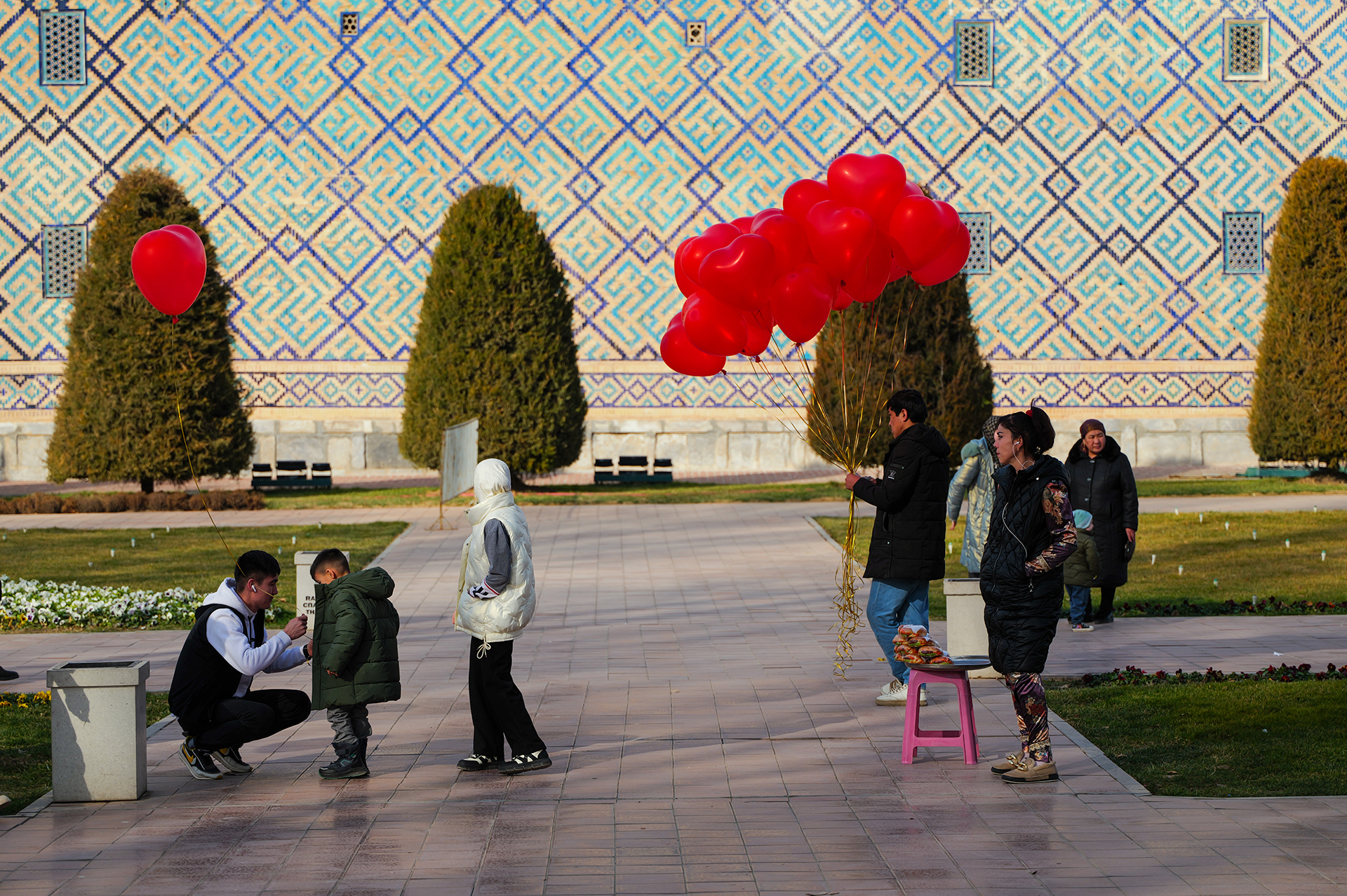 ライカSL3／ライカ バリオ・エルマリートSL f2.8-4/24-90mm ASPH.／90mm／絞り優先AE（F4、1/1,000秒、－0.3EV）／ISO 100／WB：オート<br>ウズベキスタン第2の都市サマルカンドは、「青の都」と呼ばれる鮮やかな青色に彩られた街並みを誇る。そこに映える赤色の風船売りが多いらしい