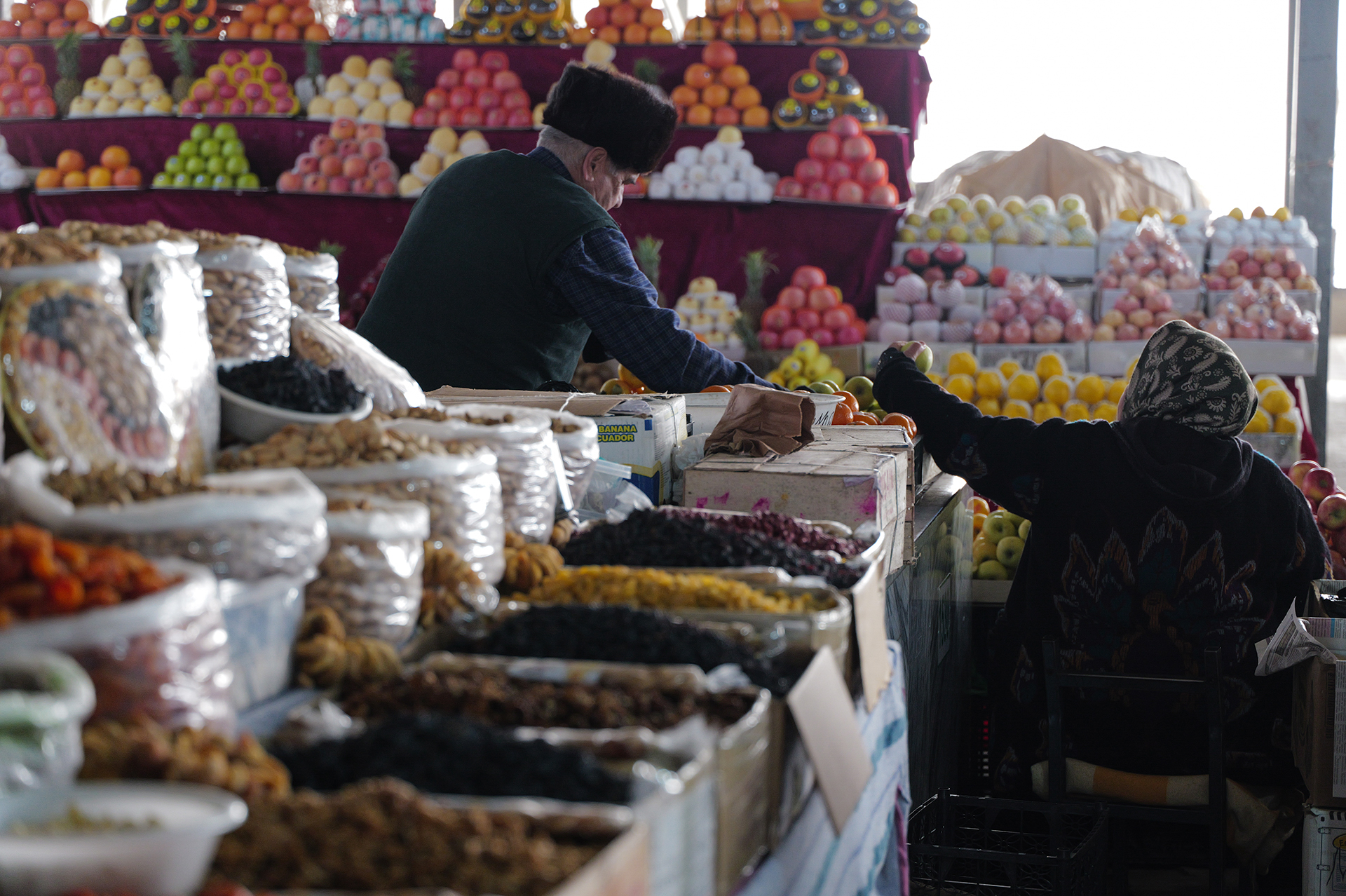 ライカSL3／ライカ バリオ・エルマリートSL f2.8-4/24-90mm ASPH.／90mm／絞り優先AE（F4、1/160秒、＋0.3EV）／ISO 2000／WB：オート<br>国内最大の規模を誇るチョルスー・バザールにはさまざまな人やモノが集まる。観光客向けのサフランから食卓を飾る果物まで。その色彩は美しい