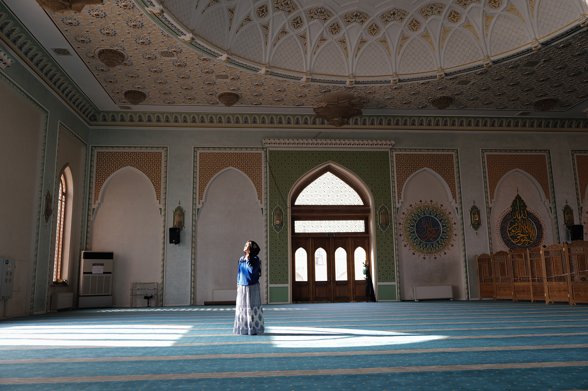 ライカSL3／ライカ バリオ・エルマリートSL f2.8-4/24-90mm ASPH.／30mm／絞り優先AE（F3、1/60秒、±0EV）／ISO 100／WB：オート<br>モスクに入ると窓から美しい光が差し込んでいた。独特の窓の形が床に投影される。天井から床まで自分の知らない文化と歴史が堆積している