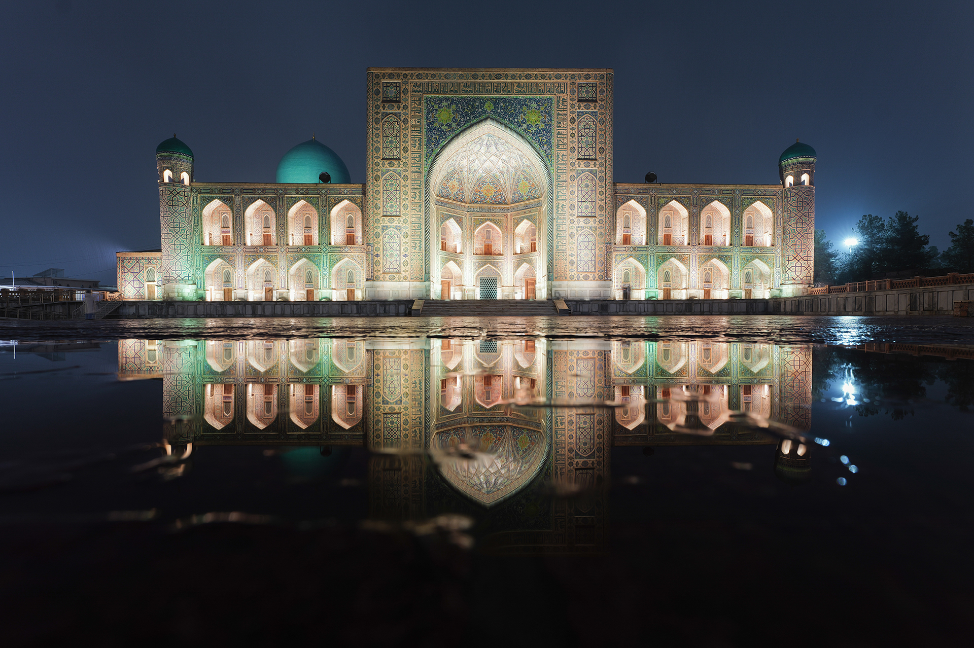 ライカSL3／ライカ スーパー・バリオ・エルマリートSL f2.8/14-24mm ASPH.／17mm／絞り優先AE（F8、6秒、±0EV）／ISO 100／WB：オート<br>「1日くらいは曇天や雨があってもいいな」そんなことを思った直後、雪が降り始めた。モスクの前にできた水たまりで、チルト液晶を起こして正確に構図を作った