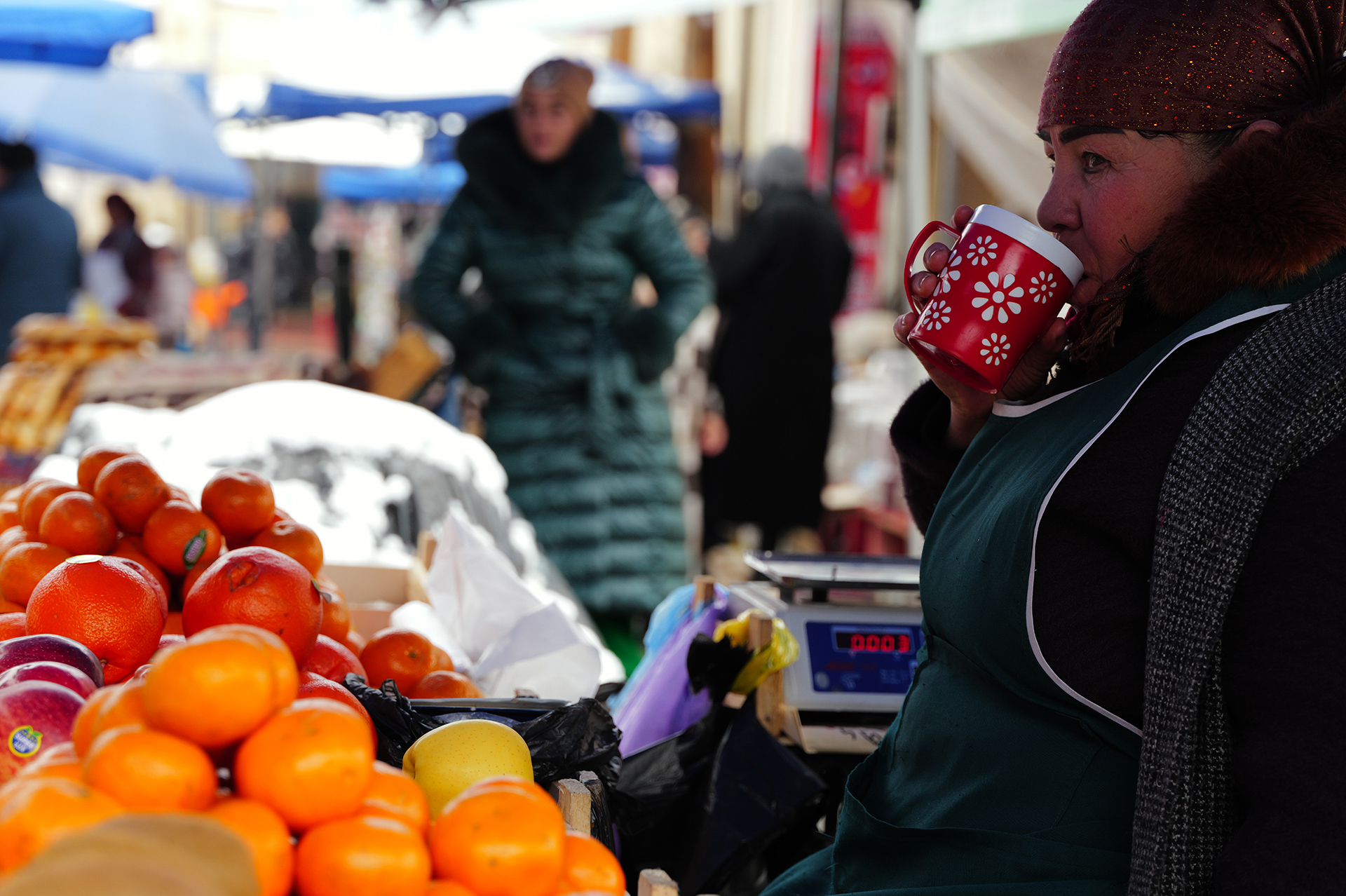 ライカSL3／ライカ バリオ・エルマリートSL f2.8-4/24-90mm ASPH.／90mm／絞り優先AE（F5.6、1/160秒、±0EV）／ISO 500／WB：オート<br>寒い露天バザーで働く人々。だいたい同じサイズと色のものが並ぶ日本のスーパーと違って、形も色も不揃いだ。売る人々も様々で、それが目に楽しい