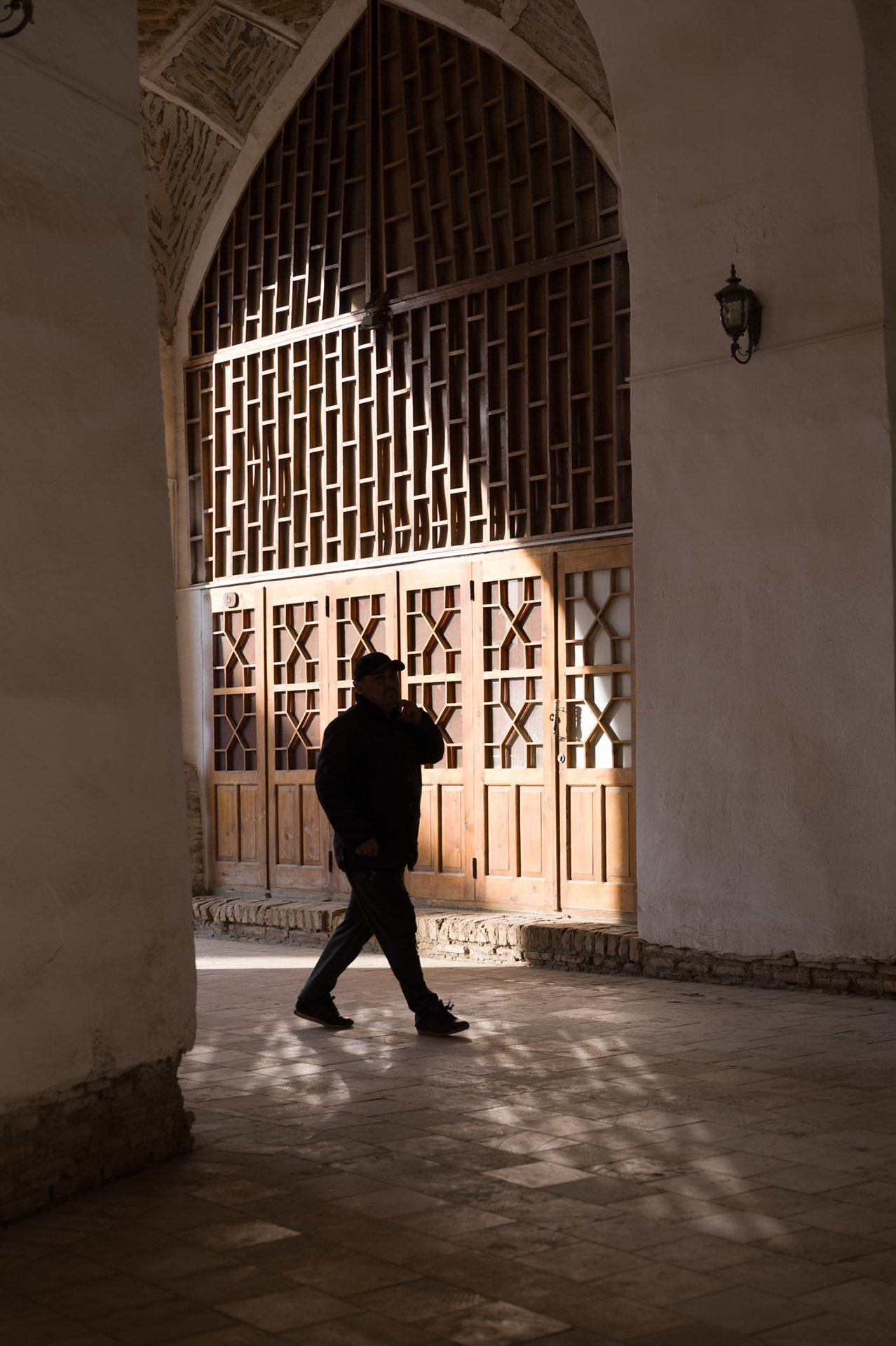 ライカSL3／ライカ バリオ・エルマリートSL f2.8-4/24-90mm ASPH.／54mm／絞り優先AE（F4、1/200秒、±0EV）／ISO 100／WB：オート<br>夕方に横から差し込む光、しかもそれがモスクの通路越しともなれば、写真家なら誰でも目を奪われる。ほんの一瞬出来上がった光と影のタペストリー