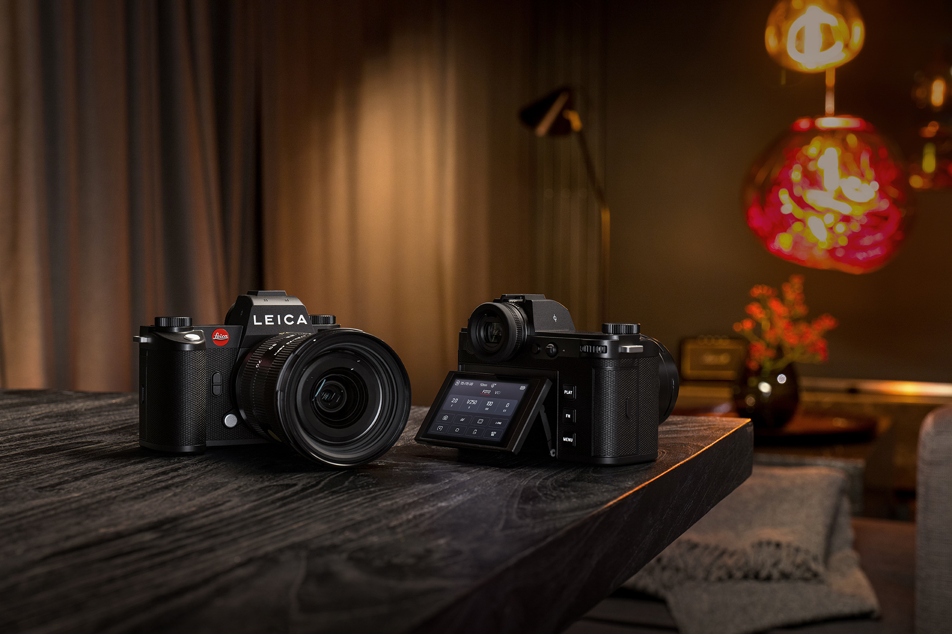 ライカQ3同様にチルト式の液晶を採用した理由は、QやSLはあらゆる撮影状況で使用することを想定しているからだと言う。タッチパネルとの相性も良く、耐久性に優れているので撮影場所を問わずスピーディーに対応する