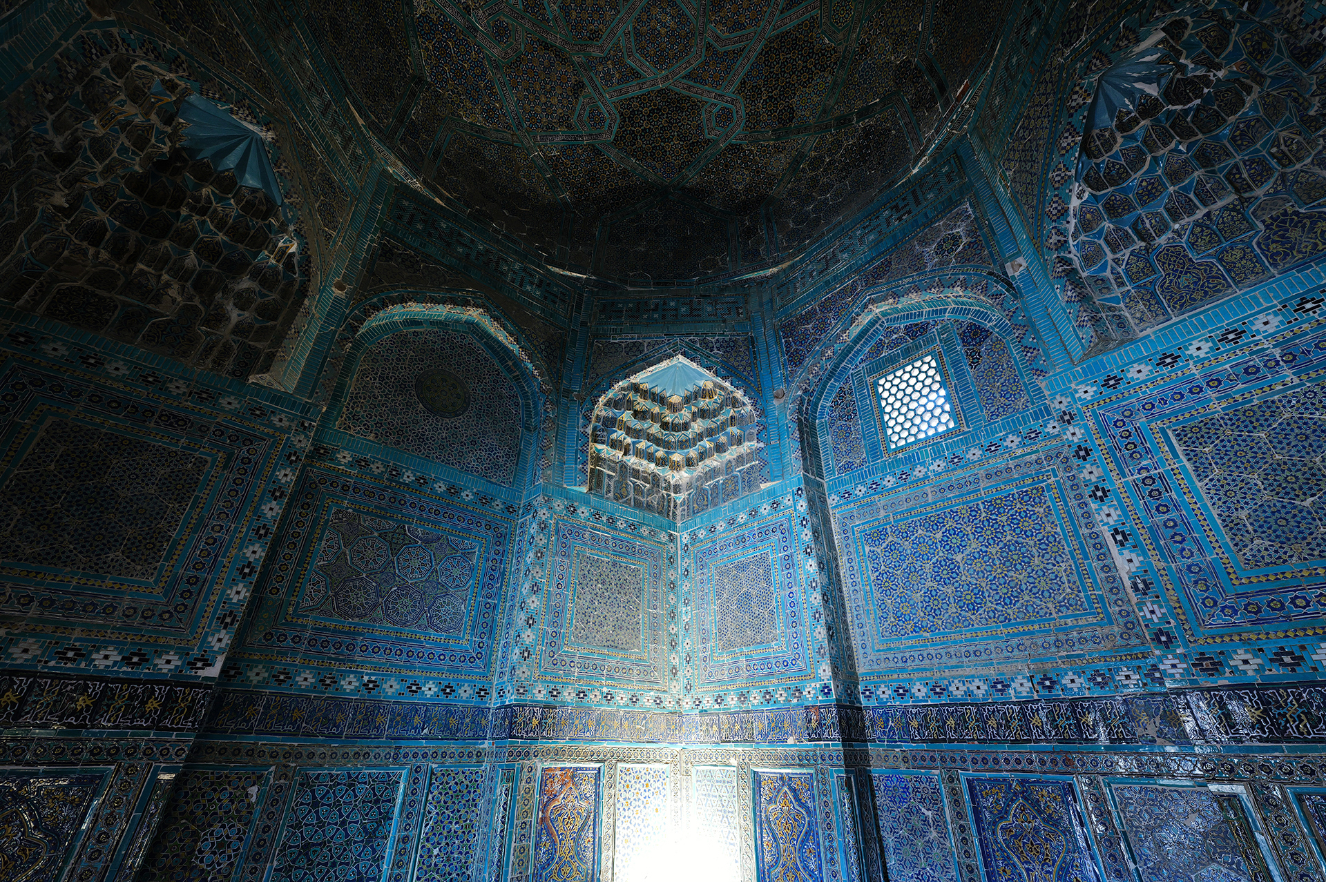 ライカSL3／ライカ スーパー・バリオ・エルマリートSL f2.8/14-24mm ASPH. ／15mm／絞り優先AE（F2.8、1/40秒、－0.7EV）／ISO 800／WB：オート<br>青の都サマルカンドの面目躍如とも言うべき、美しい青で彩られたモスク。その内部はほの暗い。わずかに入る外光を使ってその色をクリアに残す