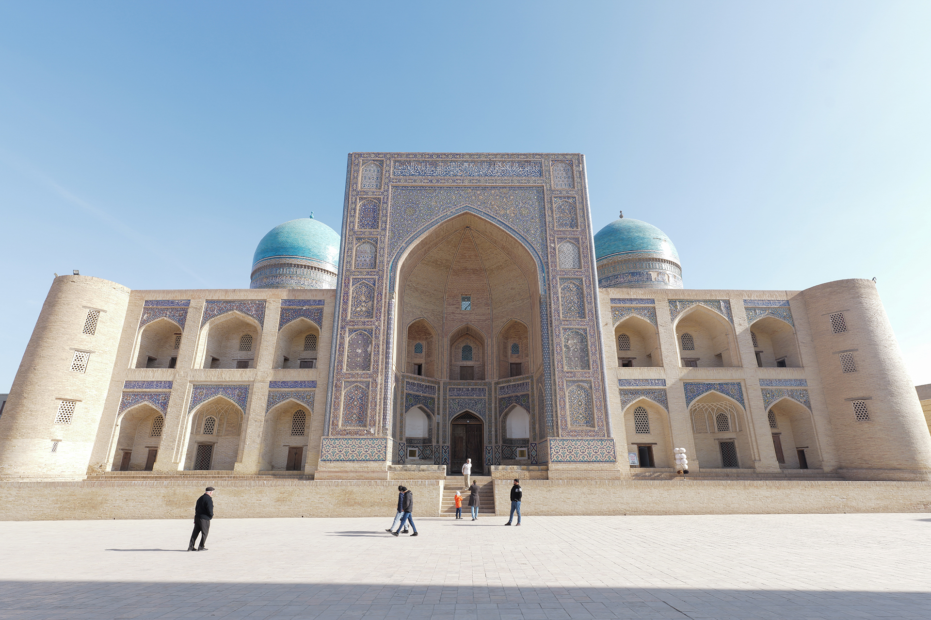 ライカSL3／ライカ スーパー・バリオ・エルマリートSL f2.8/14-24mm ASPH. ／18mm／絞り優先AE（F11、1/40秒、＋1.0EV）／ISO 100／WB：オート<br>ウズベキスタンの西側にあるブハラは小さな町だが、だからこそ古都のゆったりした気分を味わえる。モスクと青い空の嫌味のないグラデーションが美しい