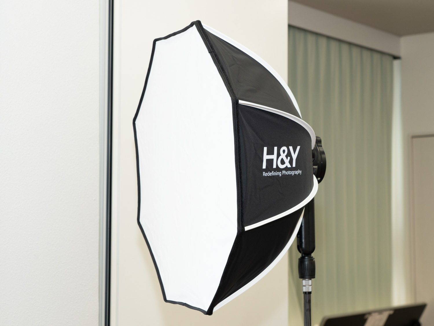 H&Yが3月から取扱いを始めた「Speedbox-Flip G Softbox」。SMDVブランドとのダブルネームにより低価格での提供を実現