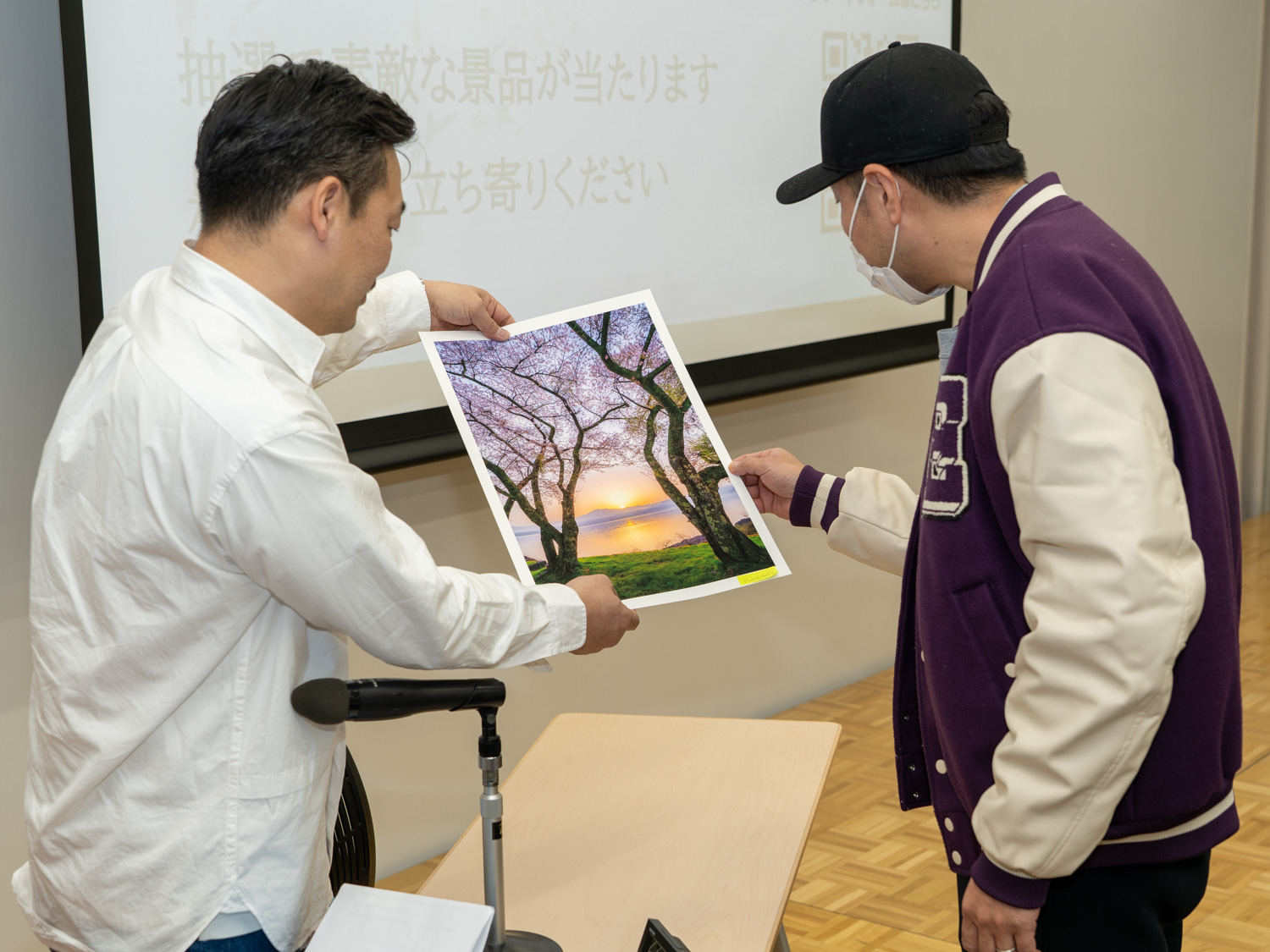 セミナー後、本間氏に頼んで用紙の質感を確認する来場者もいた