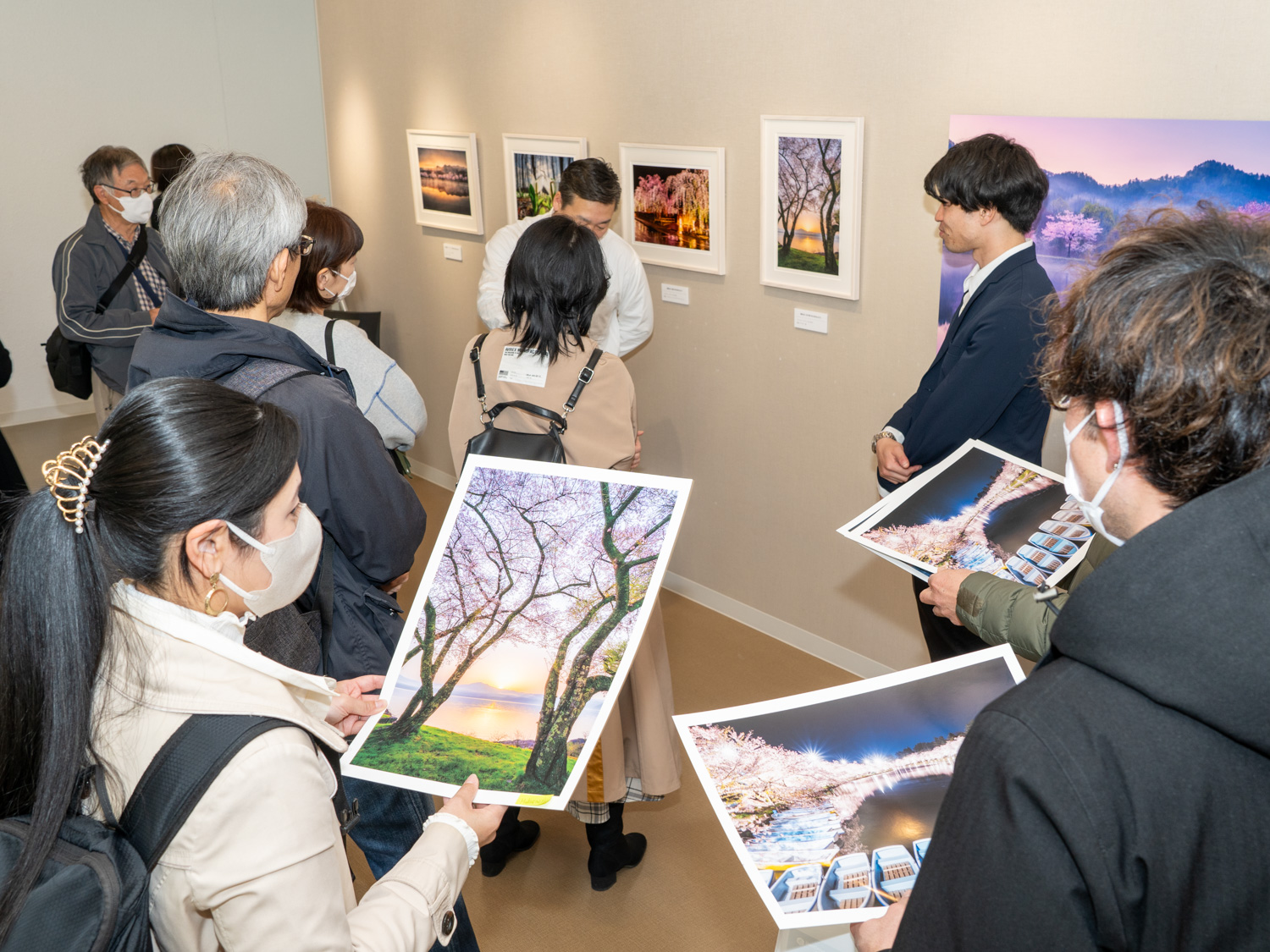 本間氏の在廊中であれば、説明を受けながらプリントに直接触れて質感の違いを確認することもできた