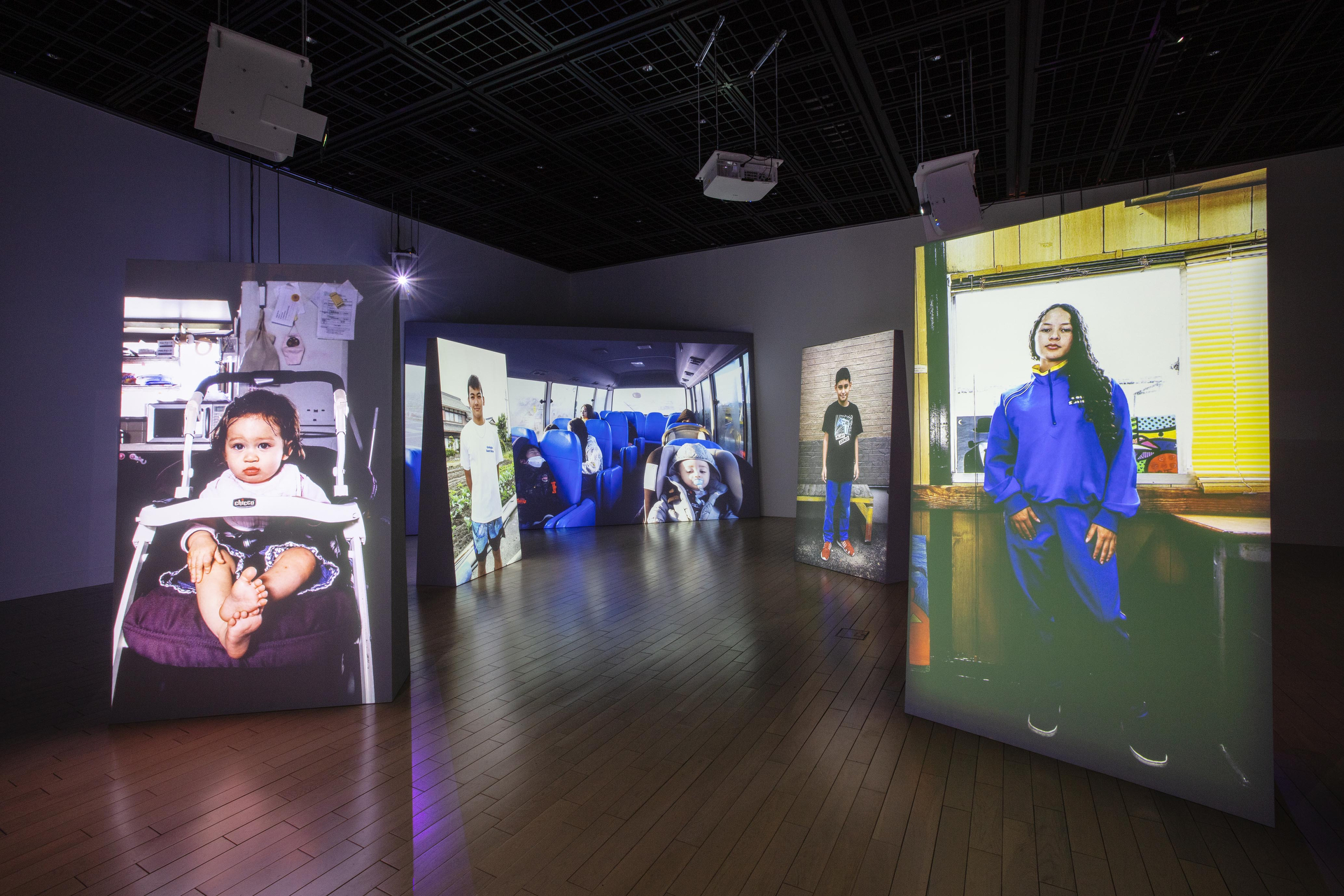 作品名：《Eye to Eye, Tokyo Photographic Art Museum Ver.》／10チャンネル・ヴィデオ・インスタレーション