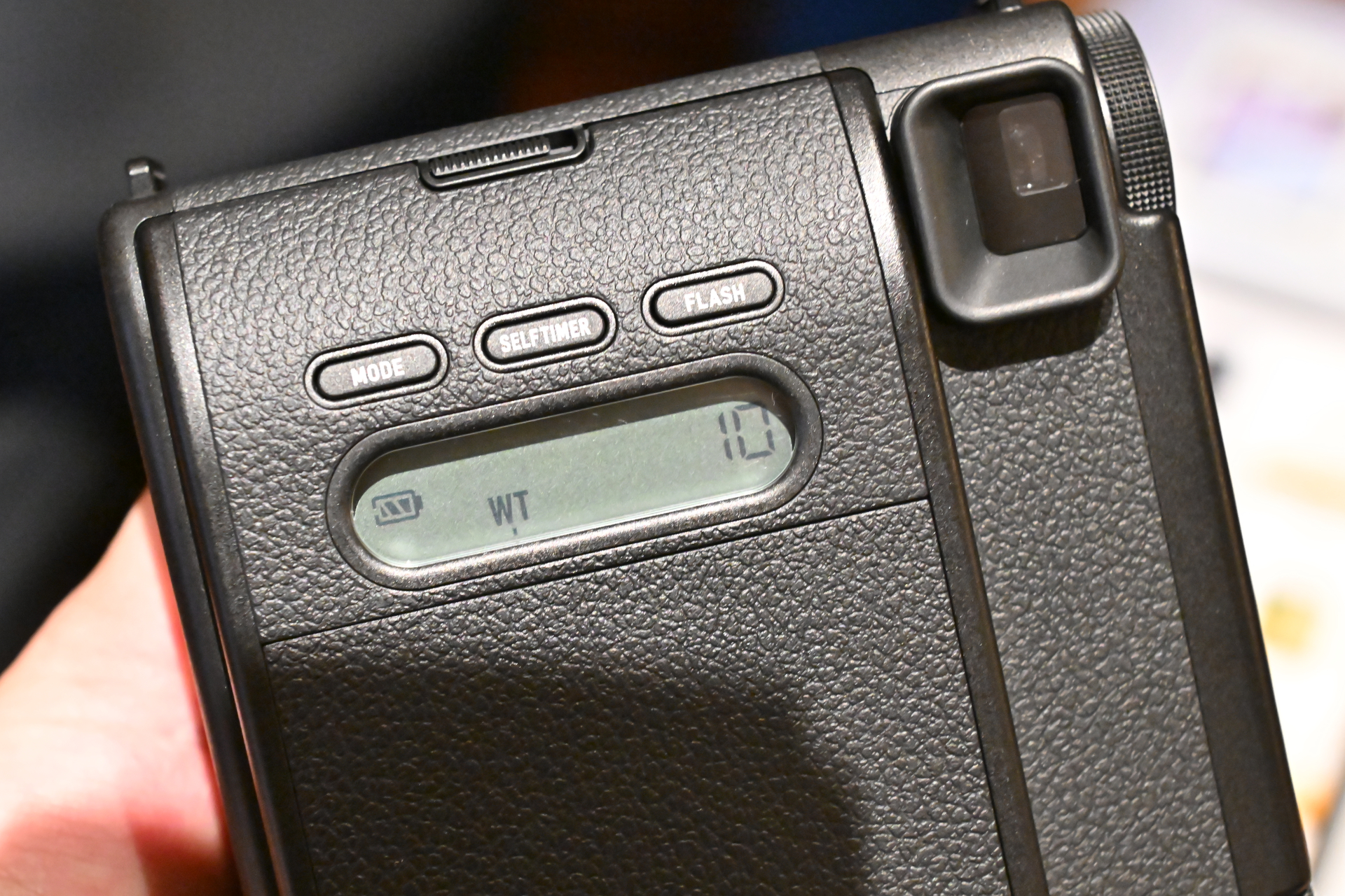 背面モニターには撮影モードやセルフタイマー、フラッシュ、フィルム枚数、電池残量が表示される