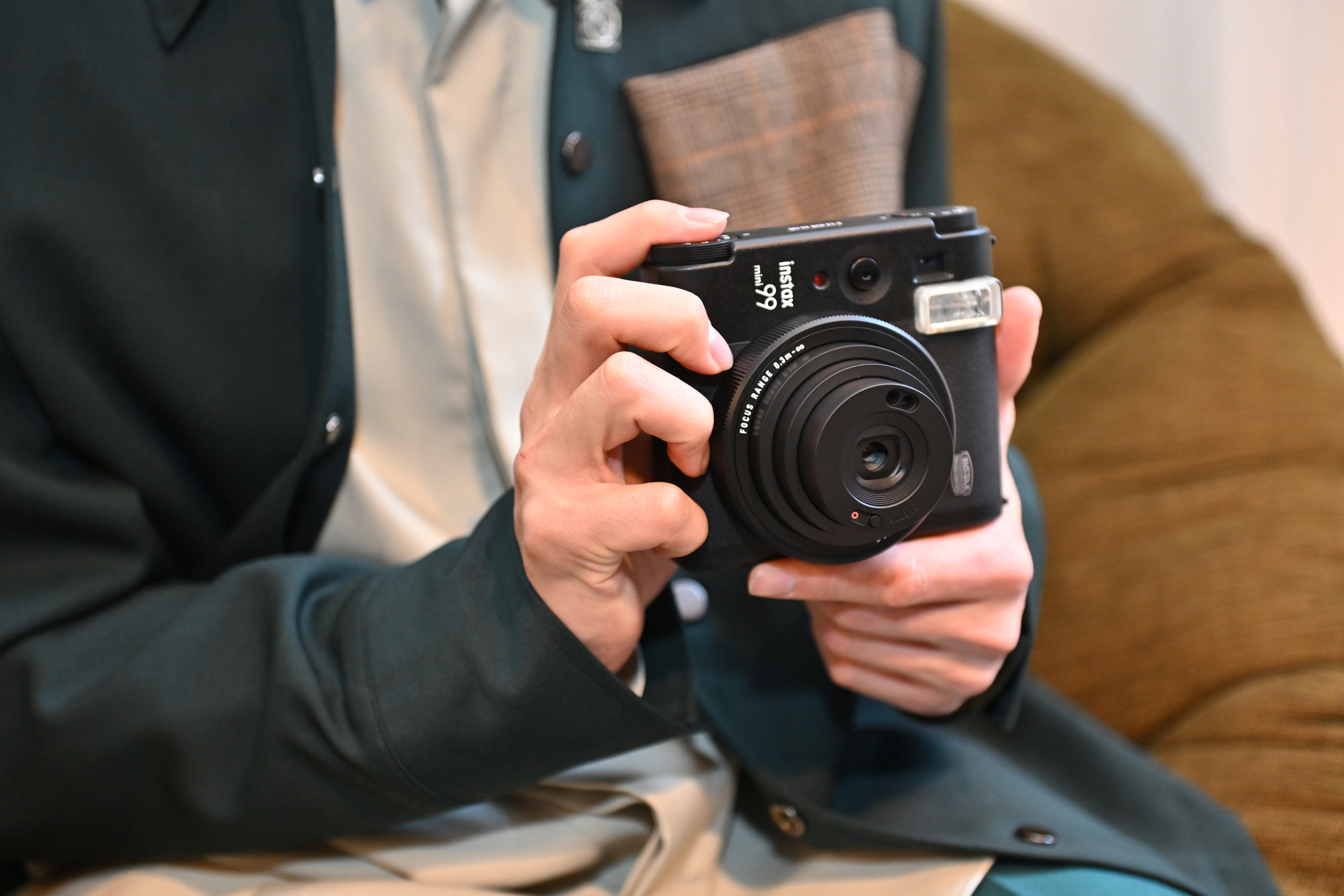 実際に手にした様子。シャッターボタンは上部と側面に備える