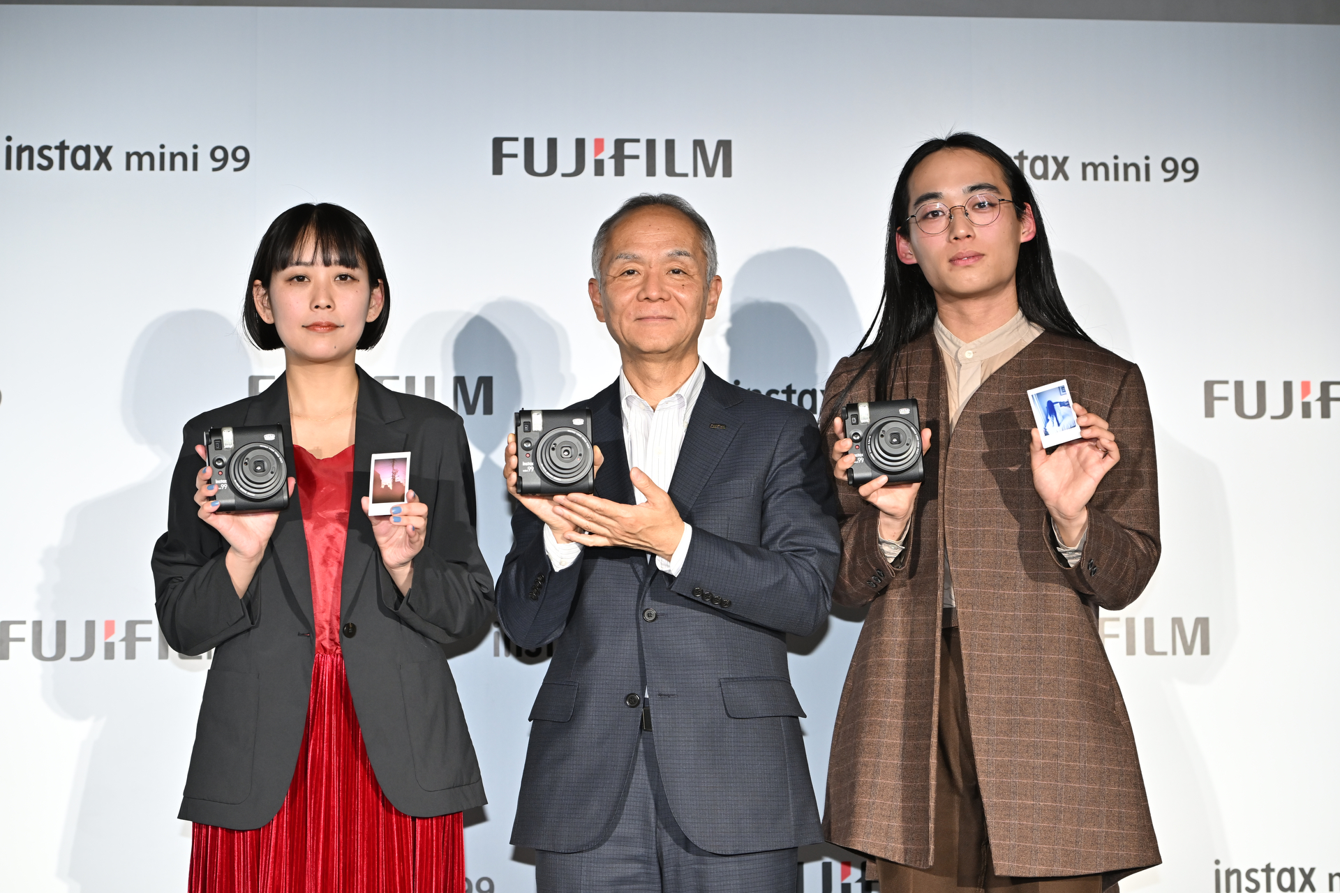 左から写真家の草野庸子氏、富士フイルム株式会社 取締役・専務執行役員 イメージングソリューション事業部長 山元正人氏、写真家の木村和平氏