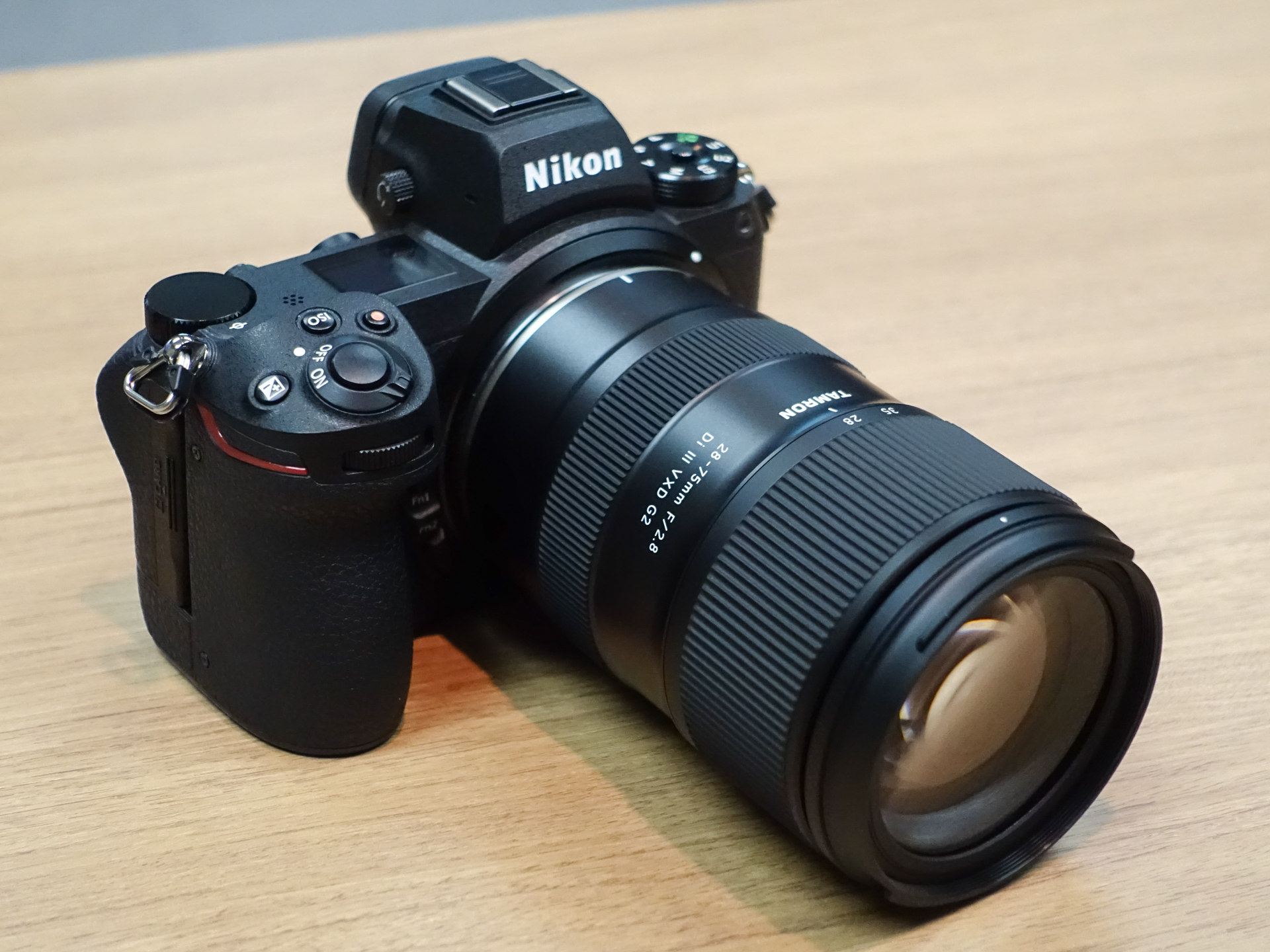 装着イメージ（レンズフードあり・なし）