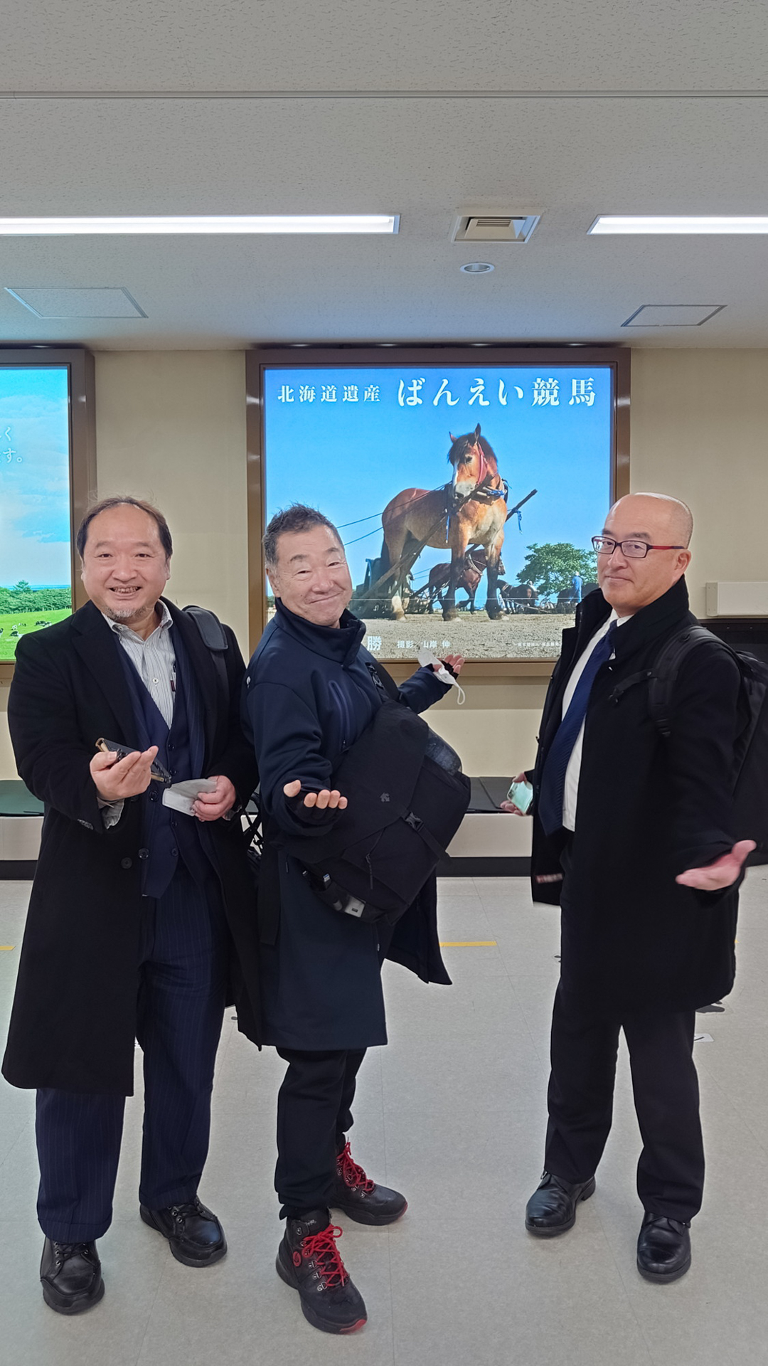 左から東スポの平鍋社長、私、東スポの初田管理局長。以前ここでホリエモンさんと記念写真を撮ったこともある