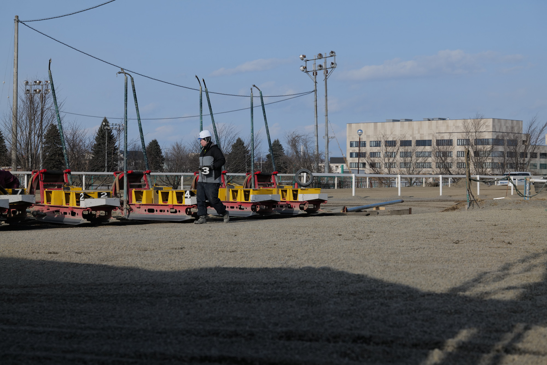 馬が曳くソリを運ぶトロッコ