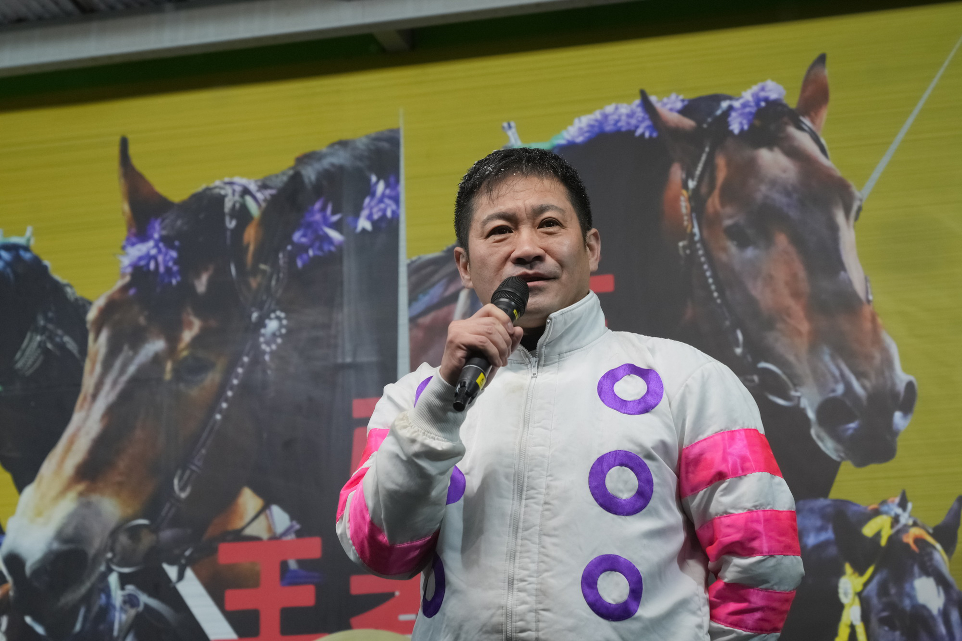 表彰式にて、優勝した鈴木恵介騎手。勝者の顔はやっぱりいいね