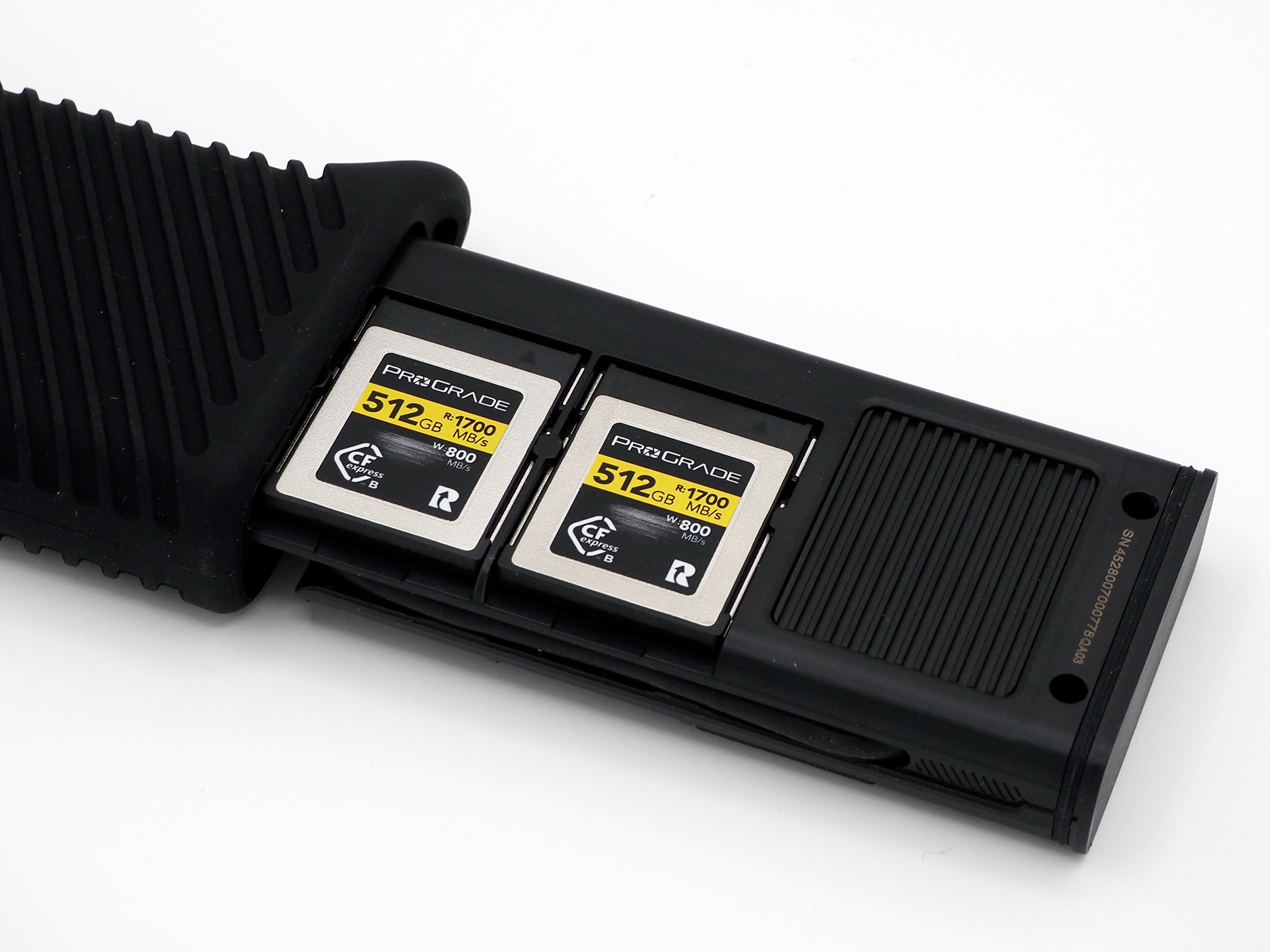 引き出した収納部裏面には、CFexpress Type Bカードが2枚収納可能