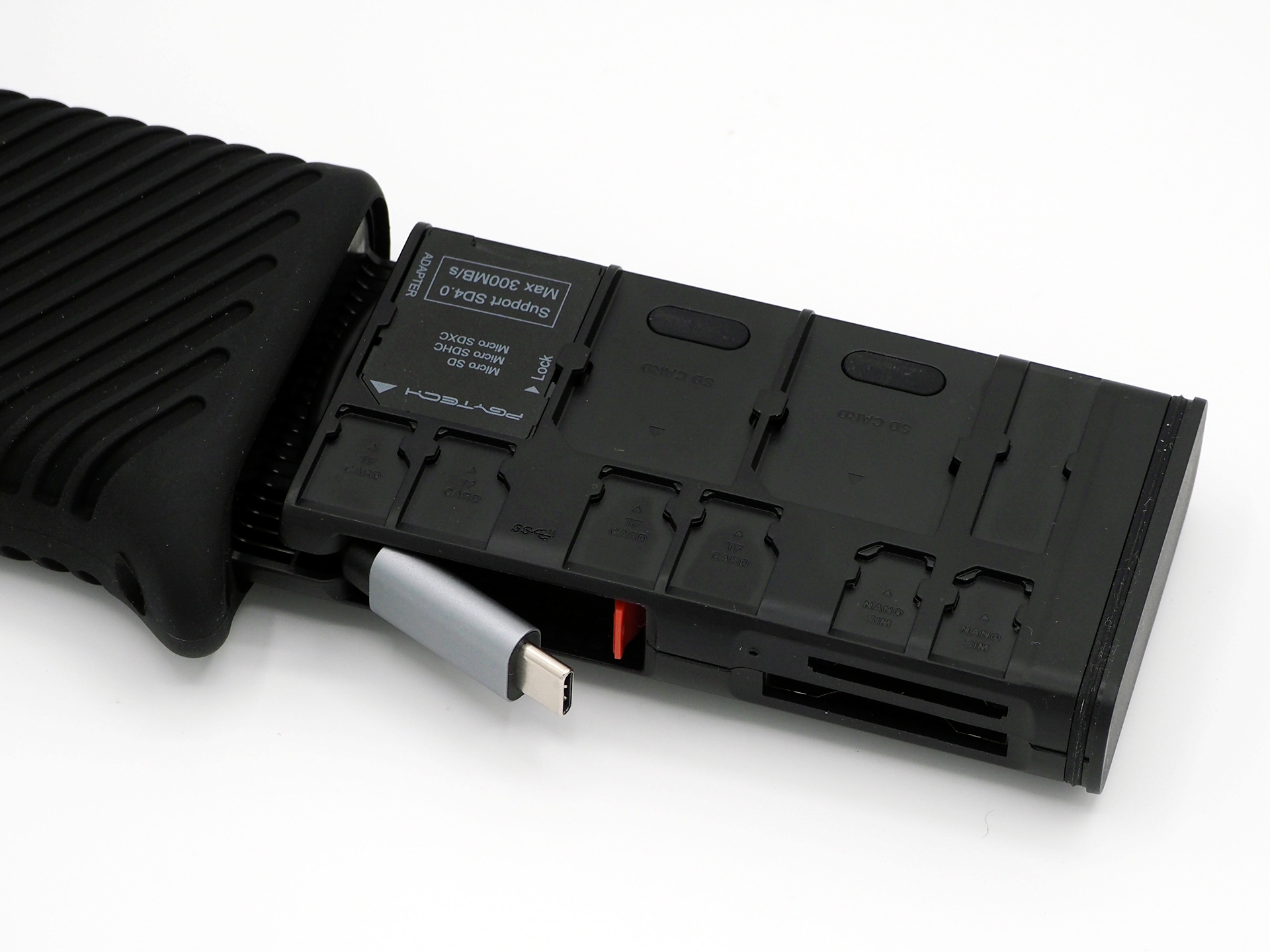 側面には記録メディアスロットを備えるほか、USB Type-Cケーブルが巻き込むように直付けされている