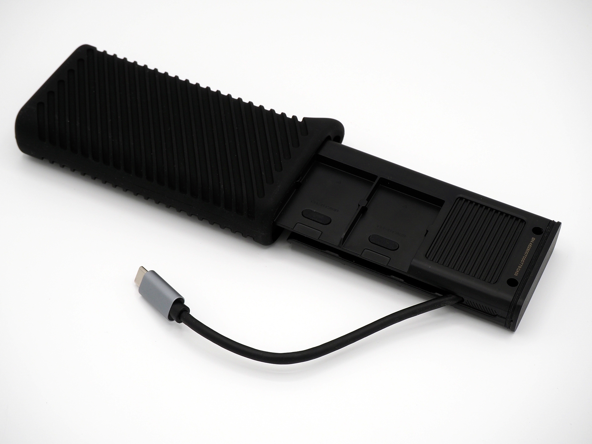 USB Type-Cケーブルを引っ張り出すとこんな感じ。長さはやや短めに感じる