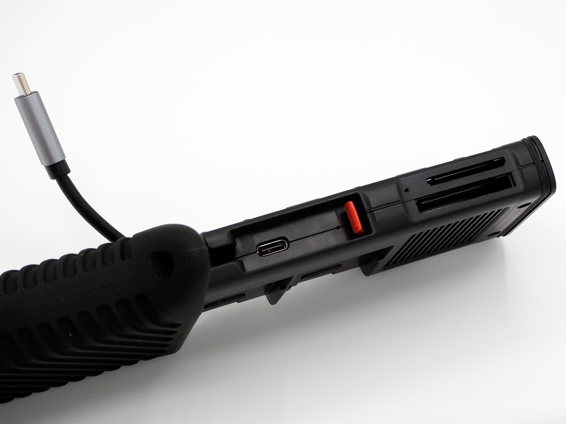 USB Type-Cケーブルの端子収納部には、給電用のUSB Type-Cポートが隠されている