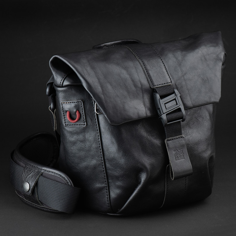 WOTANCRAFT、パイロットカメラバッグにレザーモデルを追加