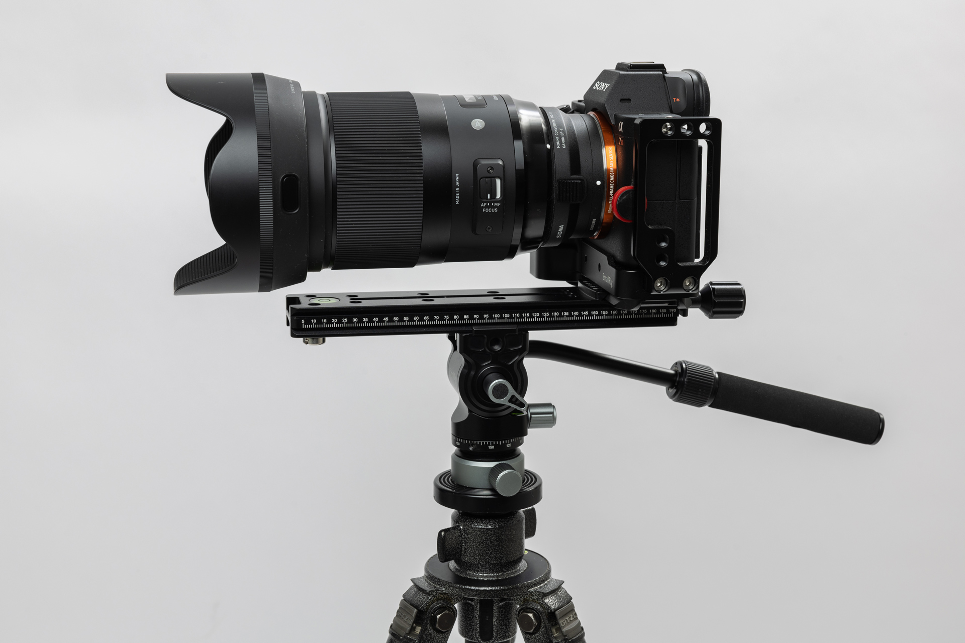 小型ビデオ雲台にミラーレスカメラを取り付けた例。通常の取り付け位置よりも後ろに取り付けることで前後の重量バランスが均等になり、カメラをパン/ティルトする操作がかなり行いやすくなる