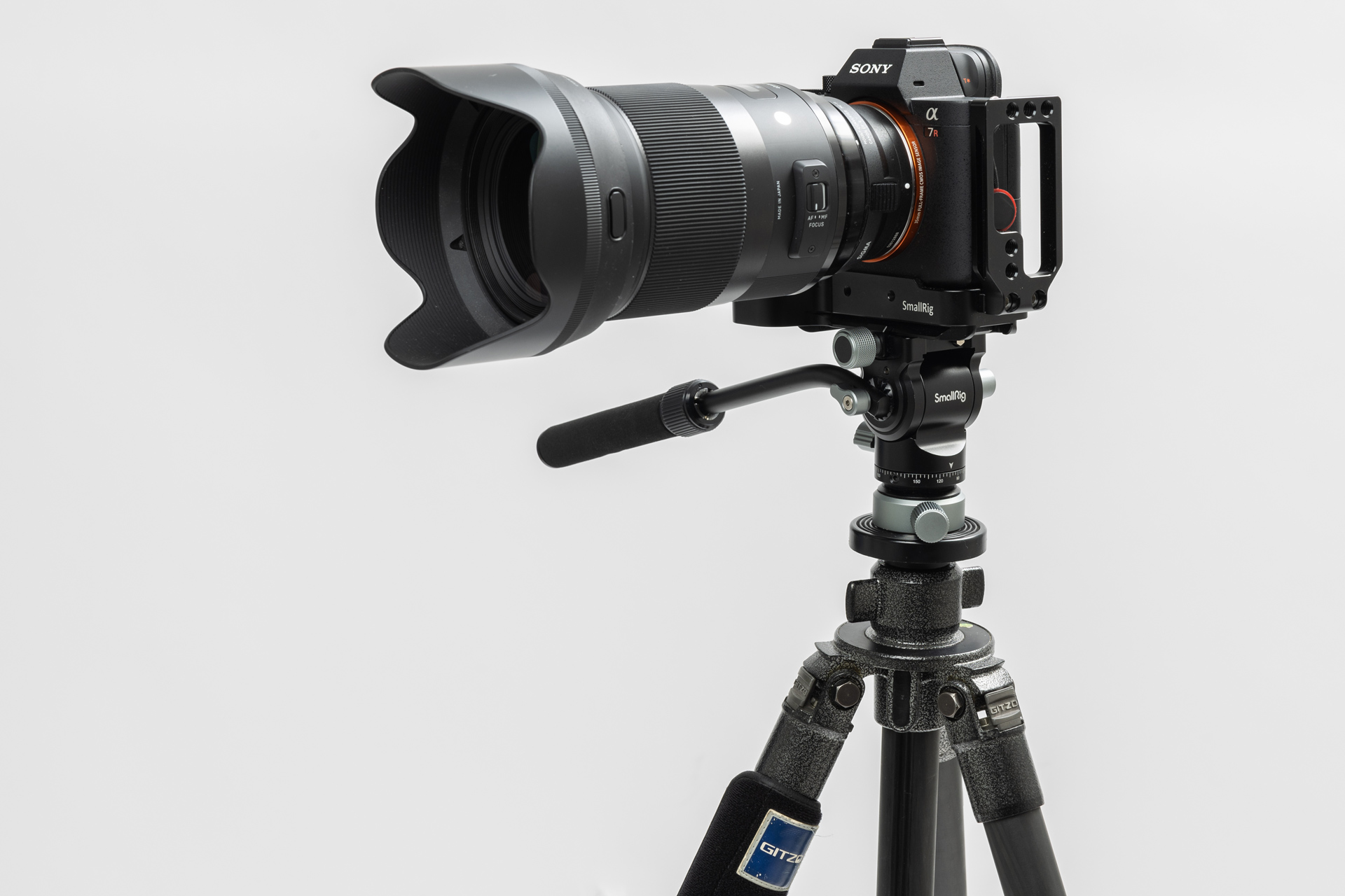 L字ブラケットを取り付けたミラーレスカメラをビデオ用雲台に取り付けた例。見ての通り、横向きにしかつかないのでティルト操作ができない