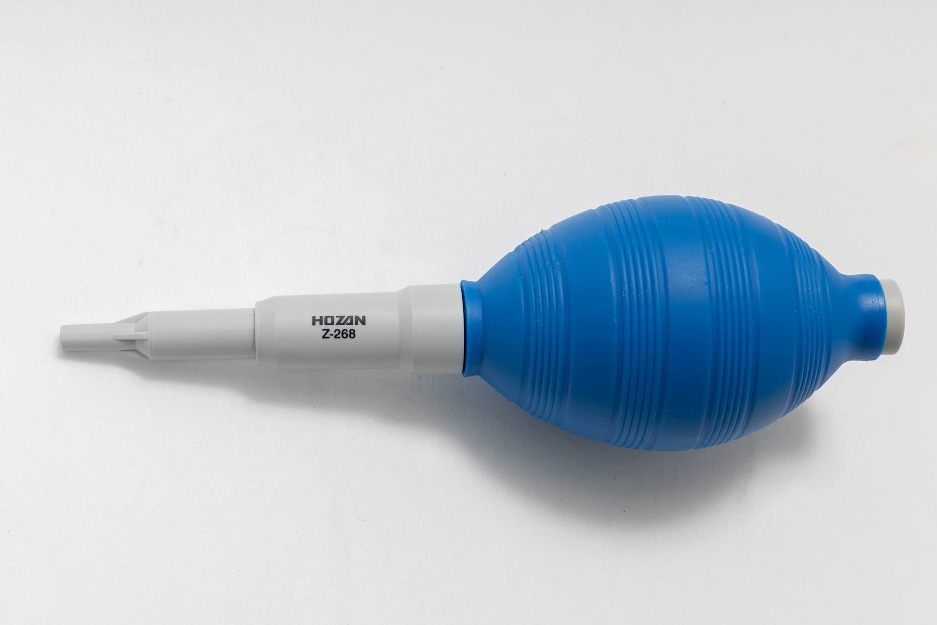 先の延長ノズルを取り外すと扱い易いノズルサイズに。ブロワーは誰しも持っている器具ではあるが、ゴムの劣化もあるので消耗品と考えて数年ごとに買い換えるのがおすすめだ