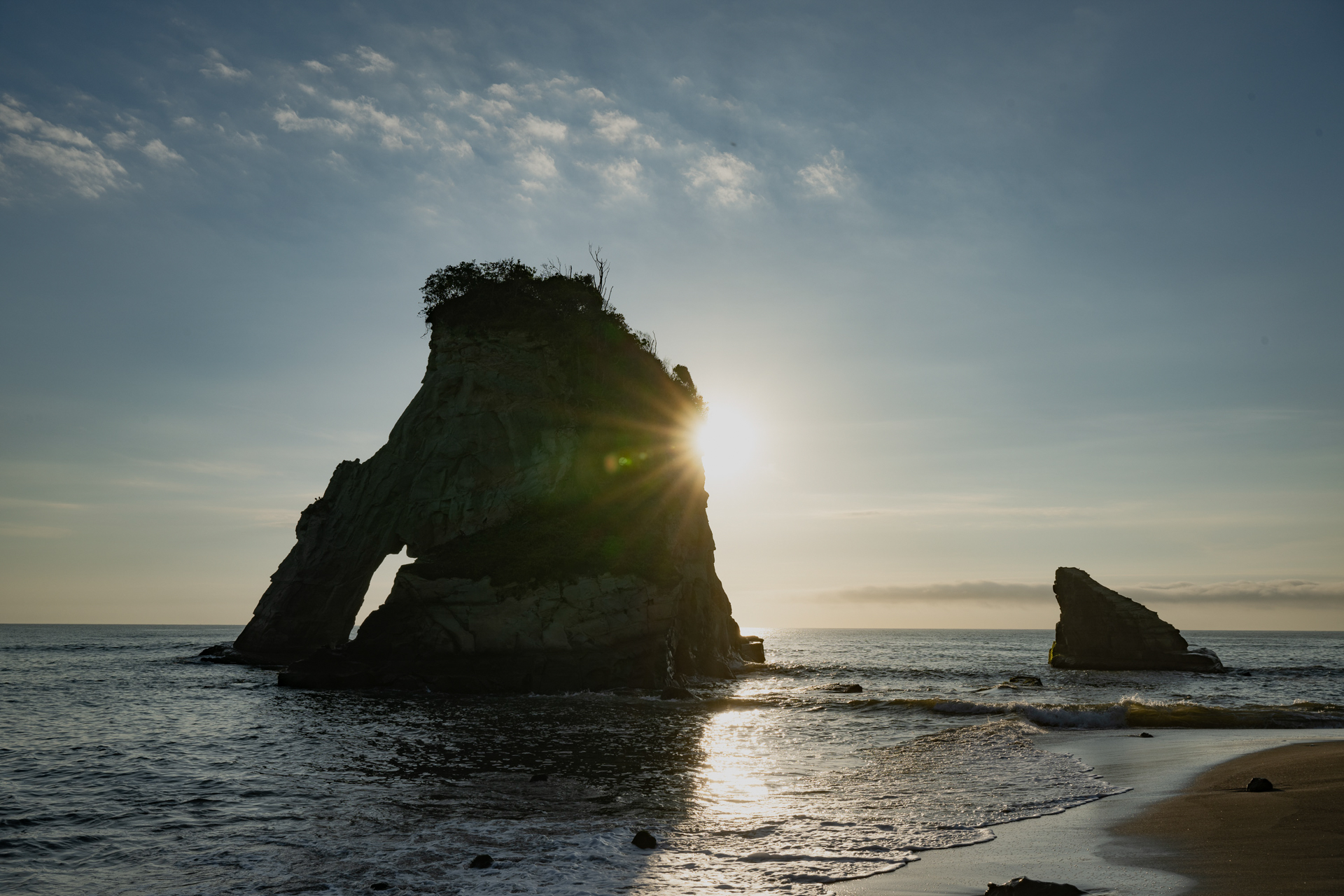 九十九里の夫婦岩が崩落する前の姿　こちらは2023年9月に撮影