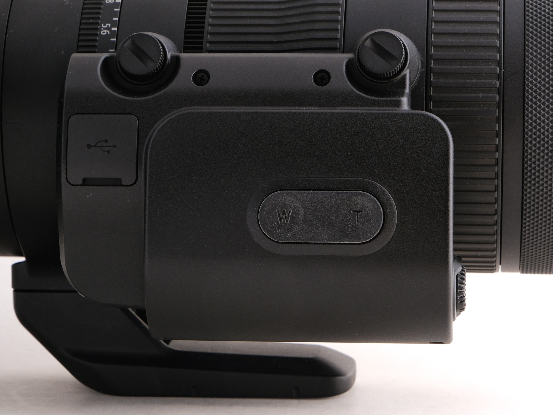 RF24-105mm F2.8 L IS USM Zに装着した状態。簡単に取り付けられます