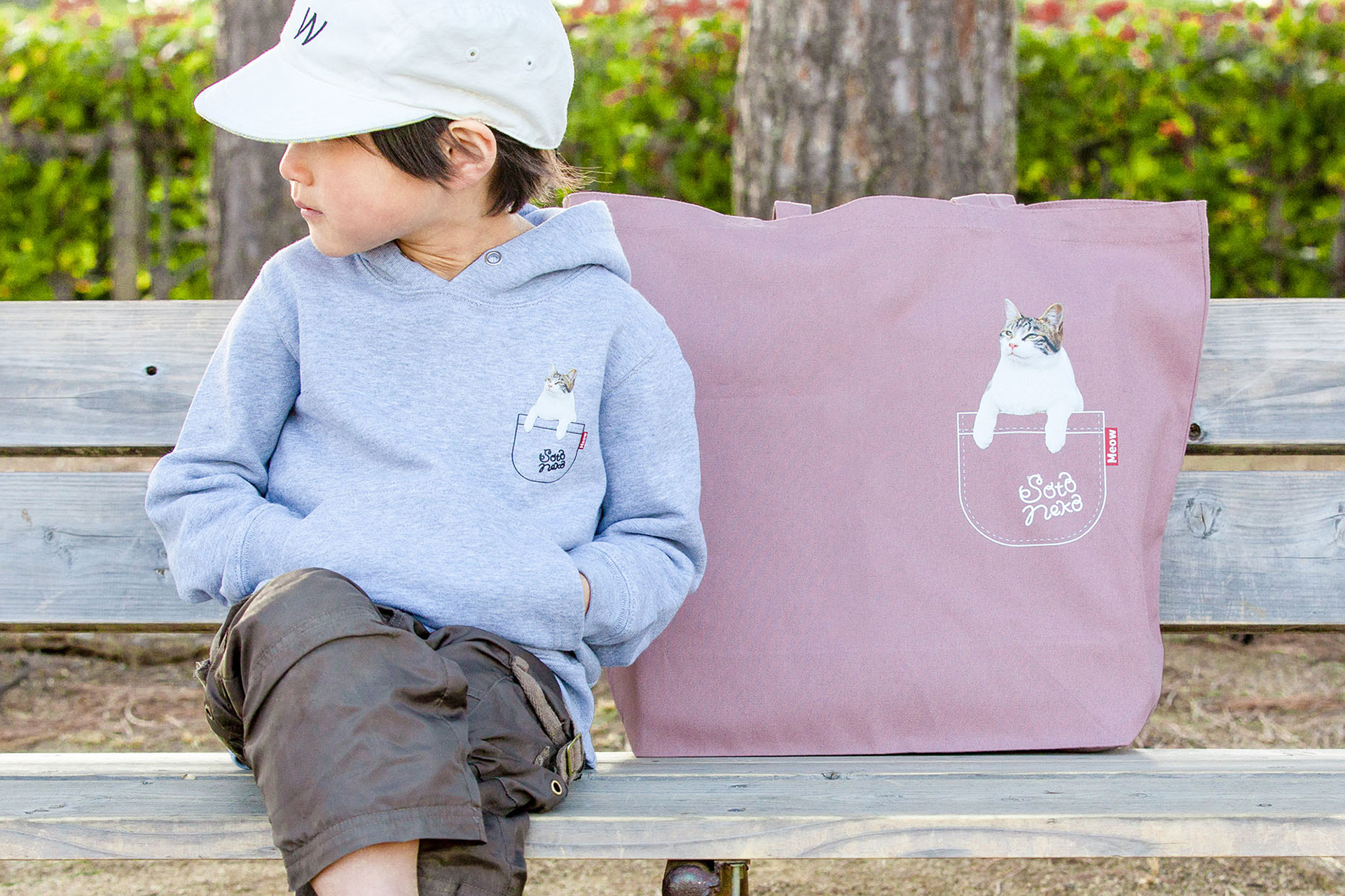 Kidsサイズも展開　写真は『そとねこ』パーカーとトートバッグ