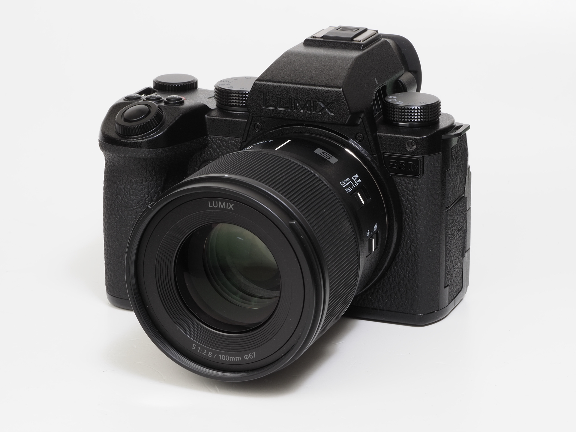 今回はLUMIX S5IIxと組み合わせて撮りましたが、ステルス感が強くていい感じだと思います。レンズのサイズ感はどう見ても50mm標準レンズくらいでしょう