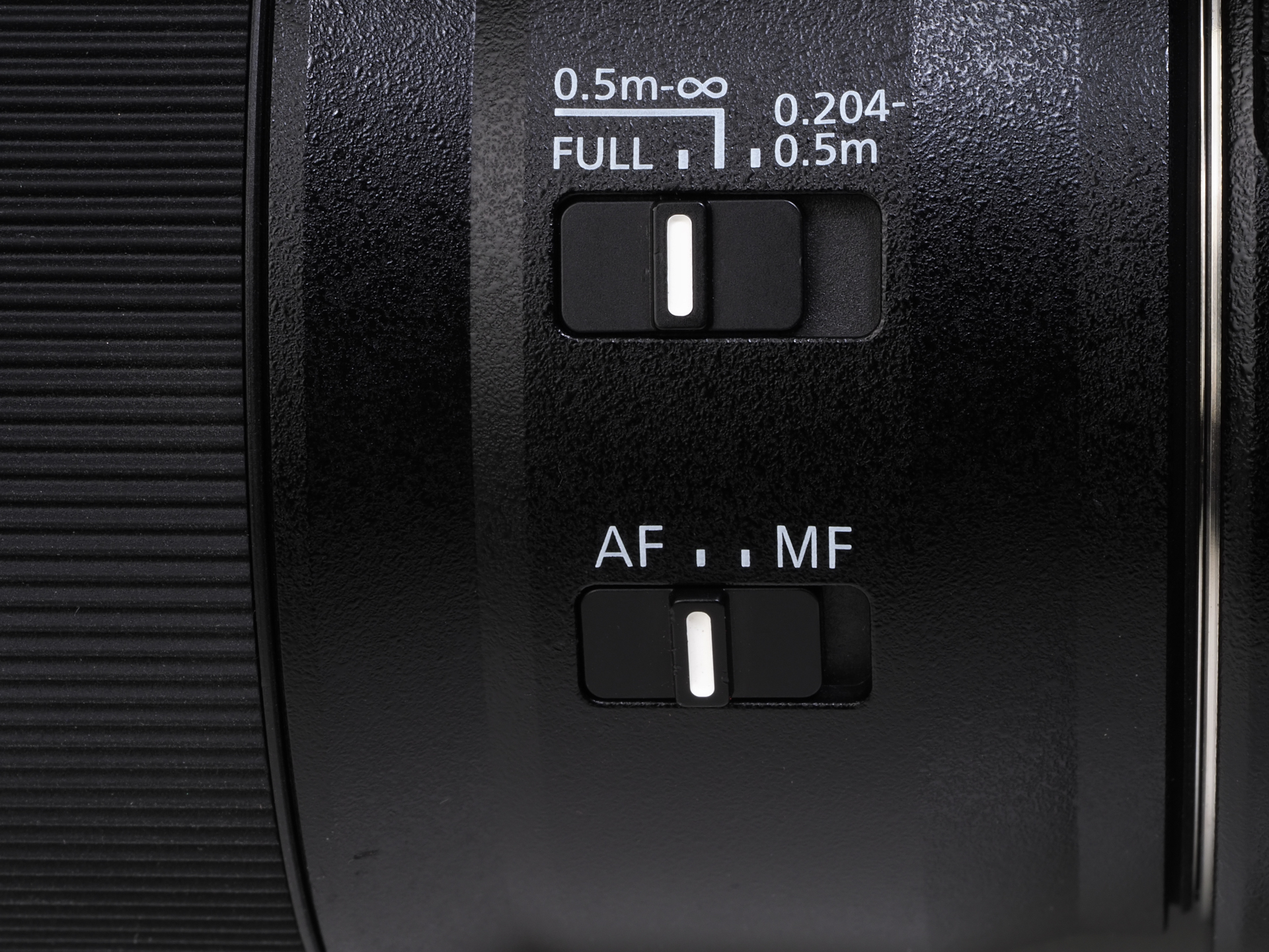 撮影距離の範囲が広いマクロレンズですからリミッターを装備していますが、今回の試用では一度もセットしませんでした。というか、存在を忘れておりました。AFが速く、精度的にも良好だったからですね。