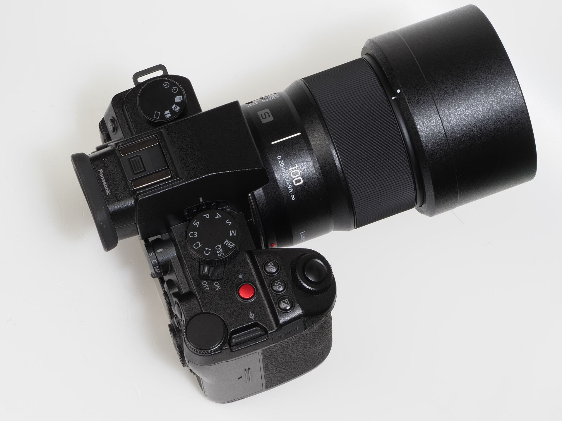 専用レンズバヨネットフードは深さも適宜で形も綺麗。ロック機構もあります。プラ製なのは惜しいですが、このレンズに関しては軽量化優先なので許せます