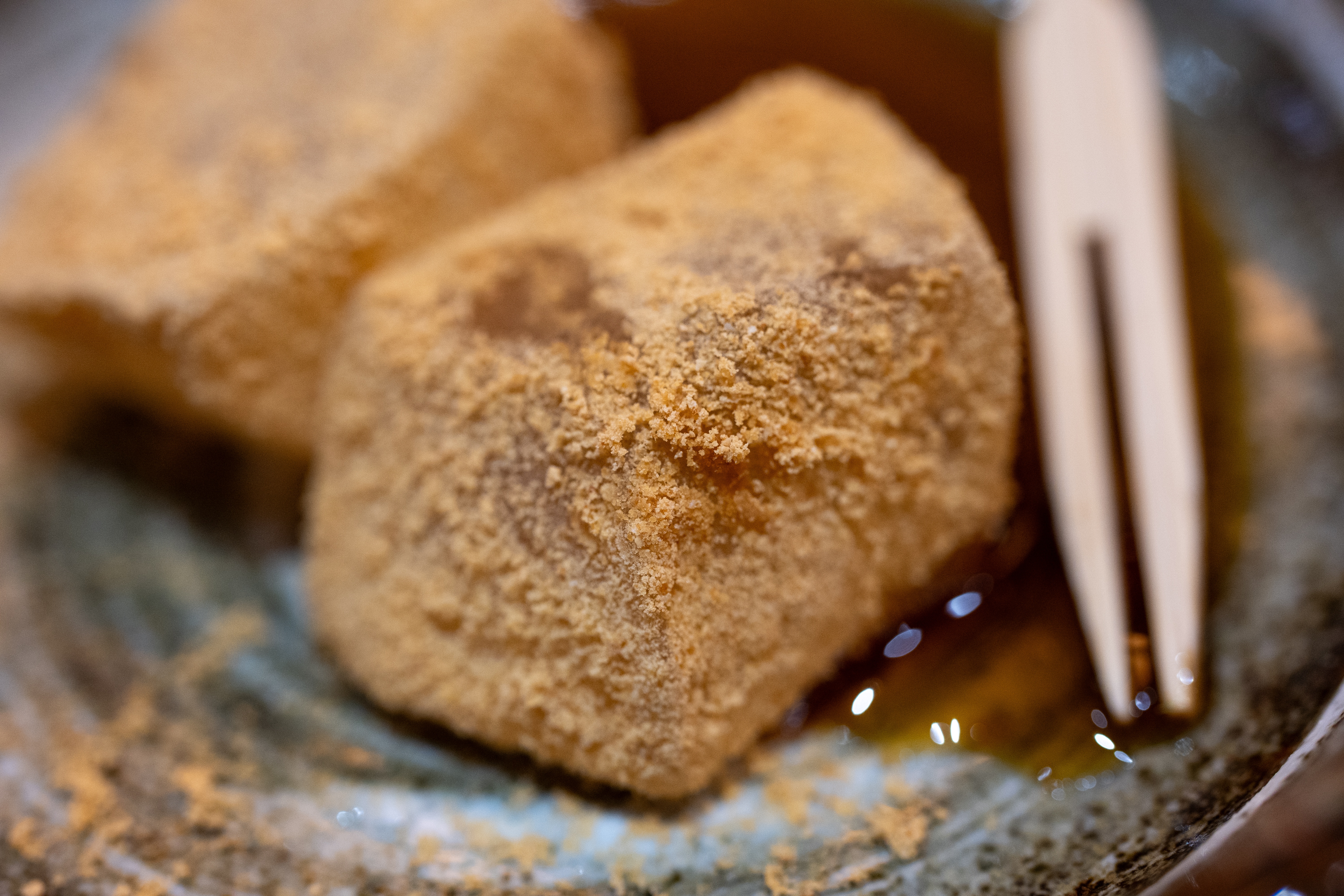 蕎麦屋さんで一献やってたら、サービスで出てきたお餅。甘味は苦手なので撮影だけしました。店内照明のみで画像もデフォルト。酔っ払いのお気軽撮影なのに描写はバッチリ。手ブレ補正の効きも素晴らしいですが、レンズがコンパクトだから撮影する気になったのです