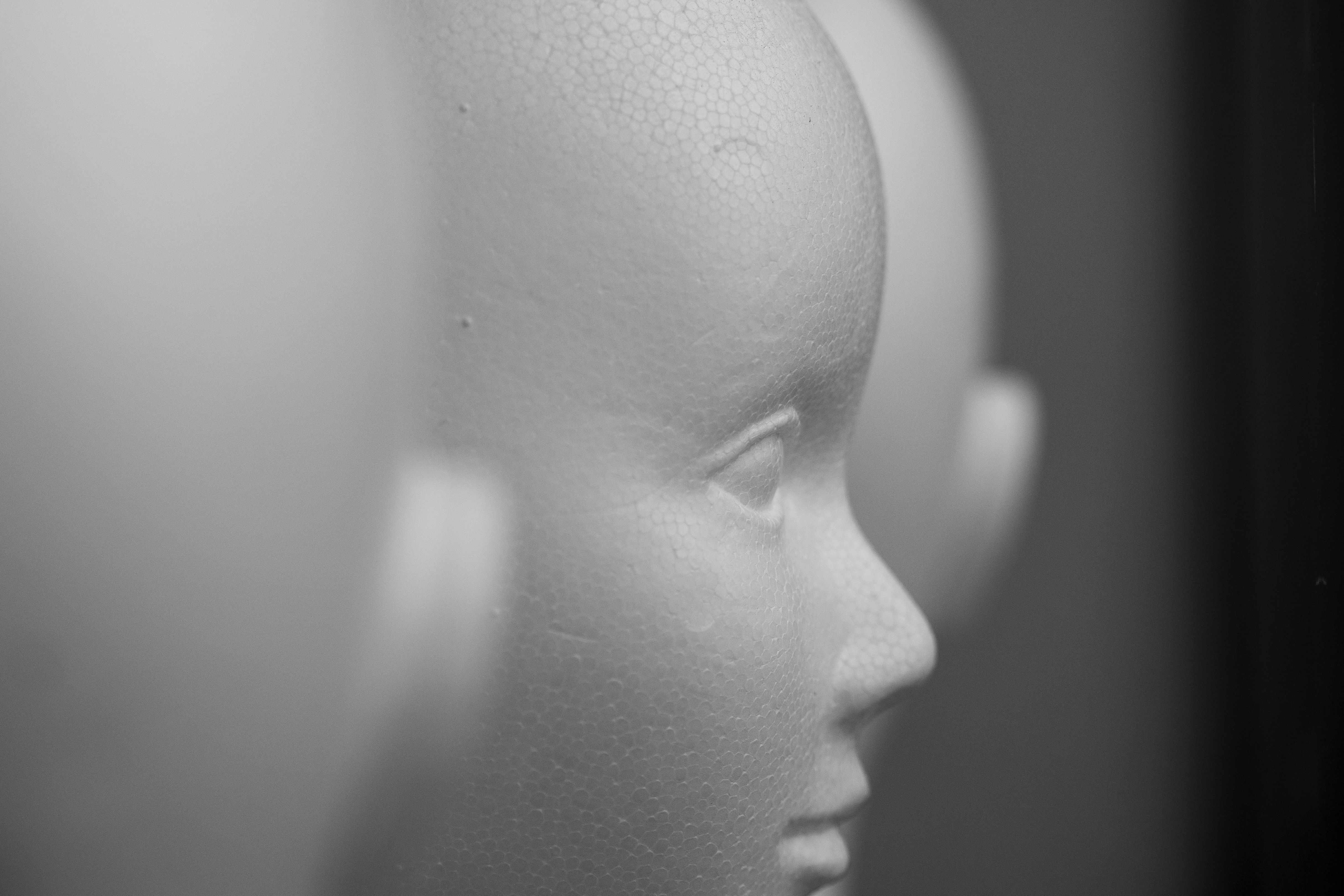 ショーウィンドウの中のマネキンです。見つけた時はドキっとしたのですが、LUMIX S5IIXは、臆する事なく冷静に手前の目玉にフォーカスを合わせに行きます<br><span class="fnt-85">LUMIX S5IIX／LUMIX S 100mm F2.8 MACRO／絞り優先AE（1/1,000秒、F3.5、−0.7EV）／ISO 400</span>