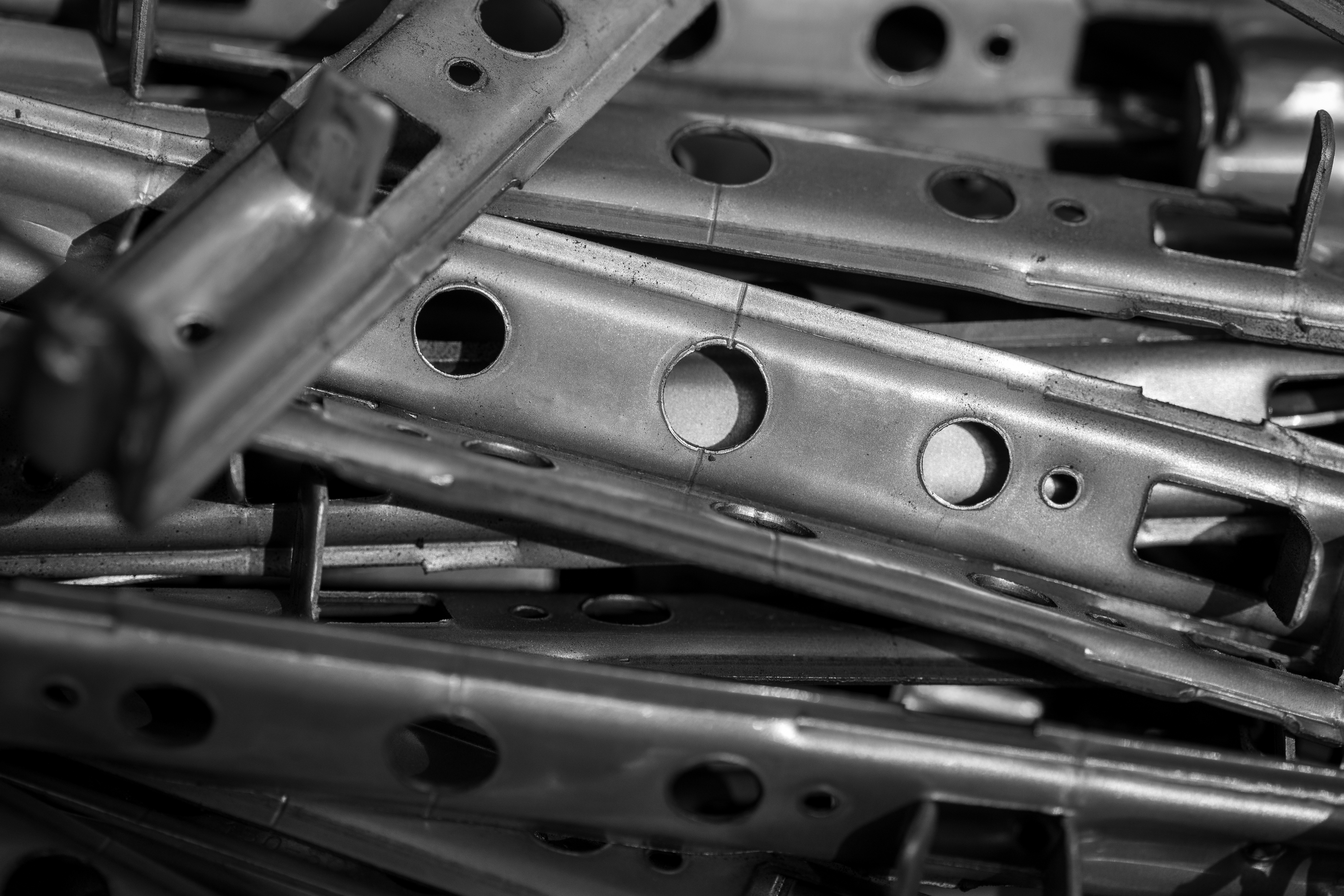 資材置き場。金属などの硬い皮質のディテールをどう再現するか見てみたかったのですけれど完璧です。もともとモノトーンの光景なので、モノクロ化してみました<br><span class="fnt-85">LUMIX S5IIX／LUMIX S 100mm F2.8 MACRO／絞り優先AE（1/8,000秒、F4.0、−0.7EV）／ISO 400</span>