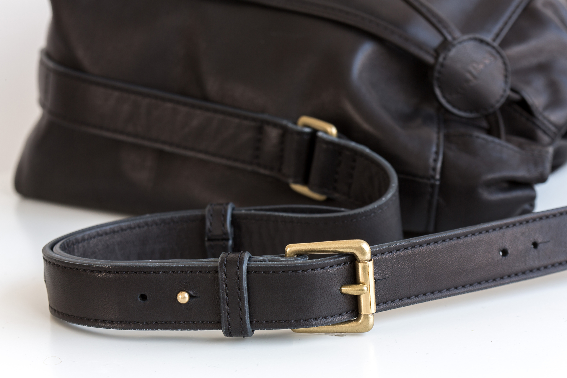 ショルダーベルトの金具には真ちゅうを採用