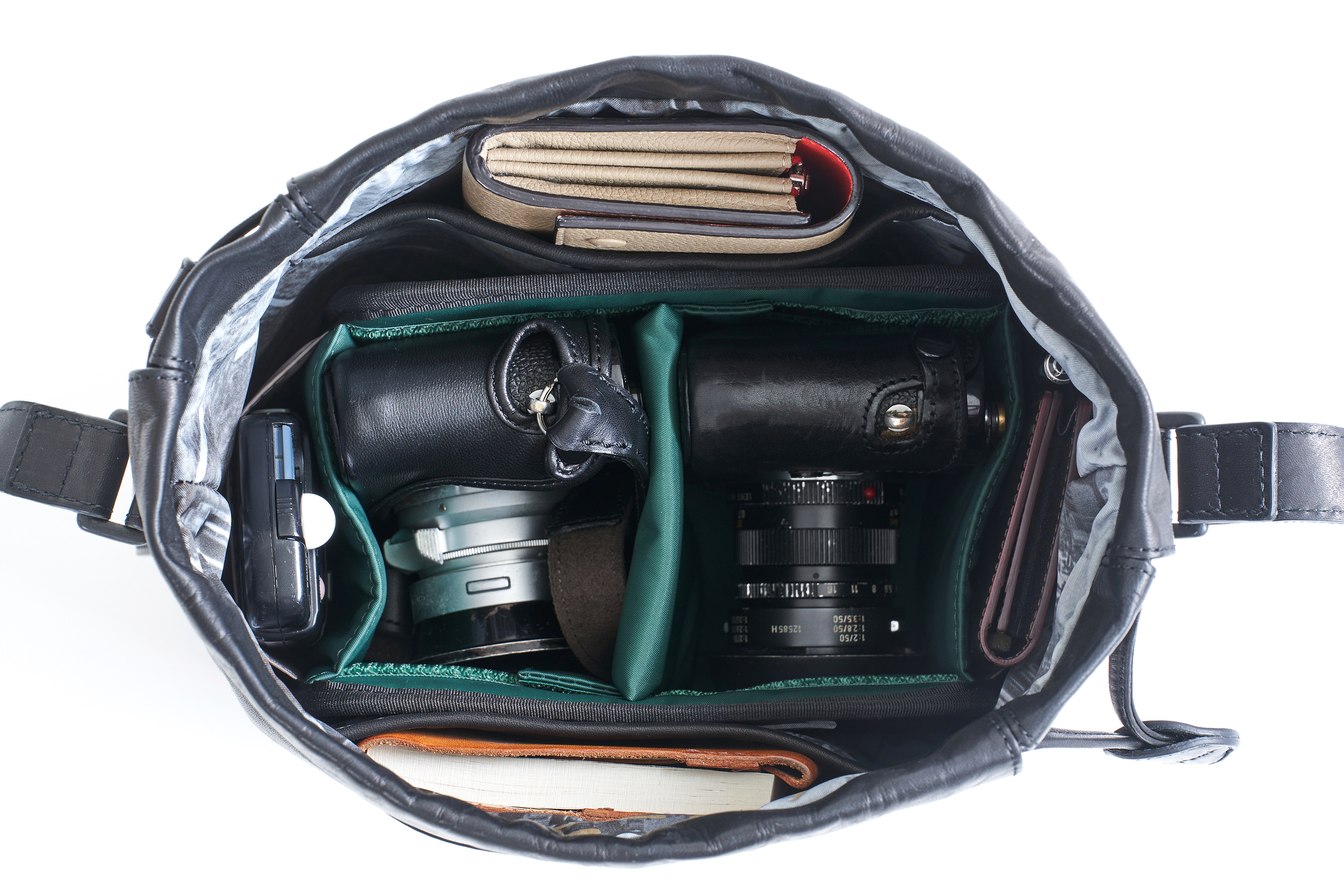 収納例　レンズ付きのライカM型が2台収納可能