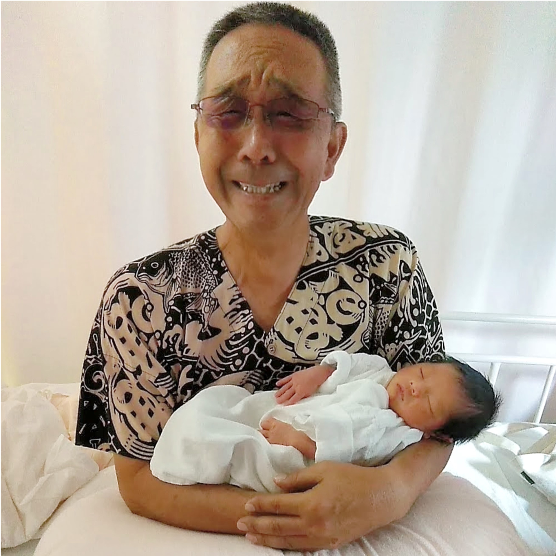 タイトル：嬉しいね…嬉しいね…／出展者のメッセージ：旅行中に曾孫誕生の連絡が!! 旅行そっちのけで駆けつけて初対面…可愛いねぇ！ 嬉しいねぇ！