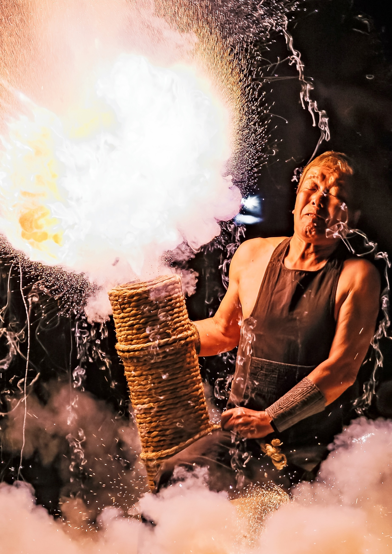 タイトル：天昇一閃／出展者のメッセージ：イベント撮影がすきなのですが、“一瞬の煌めき”には特に魅せられます