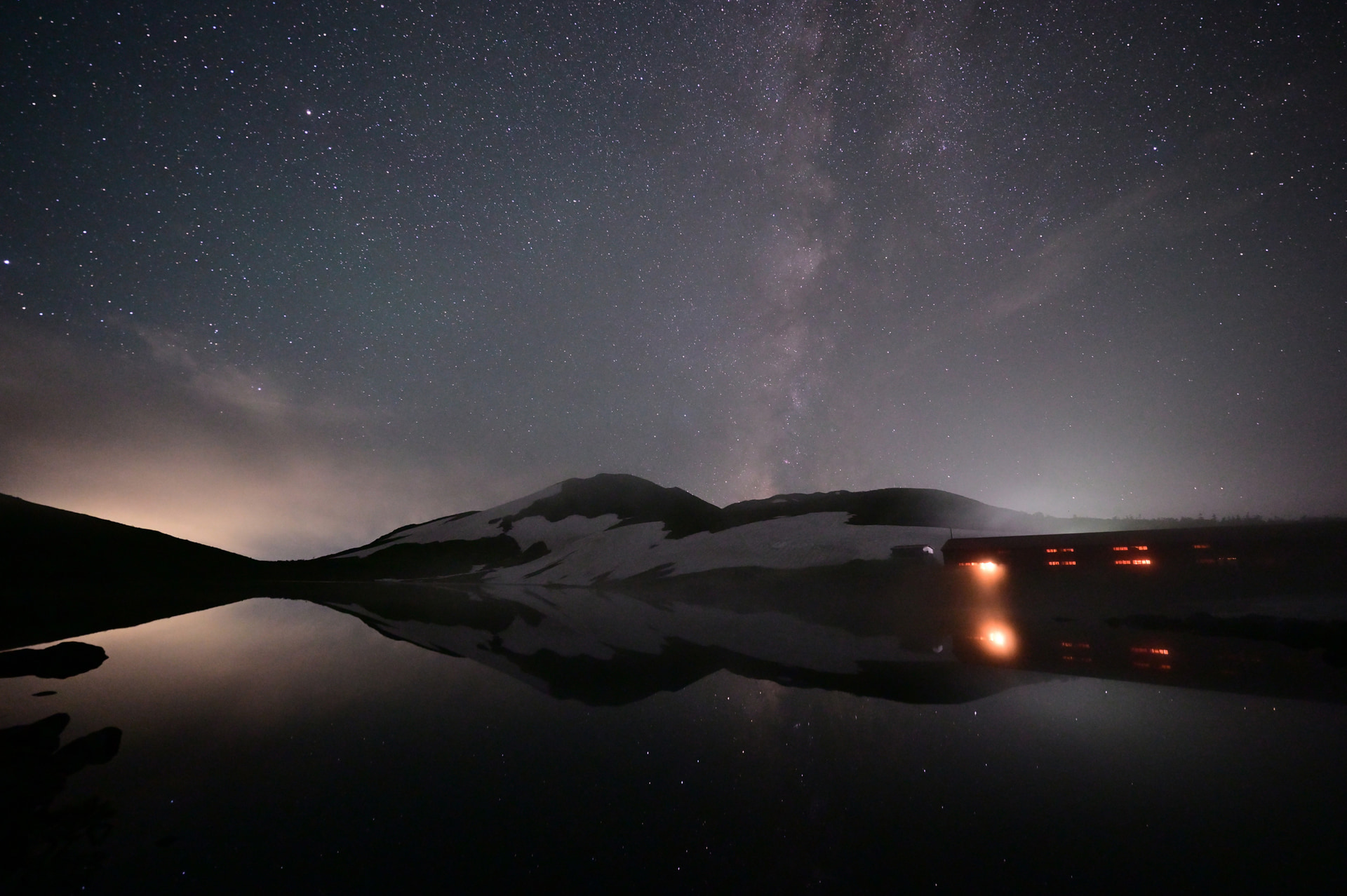 風のない静かな夜、白馬大池と小蓮華山にかかる夏の天の川を撮影した。夜の撮影には三脚が欠かせない。大口径超広角ズームを使用した長時間露光でも、安定してカメラを支えてくれた<br><span class="fnt-85">ニコン Z 6／NIKKOR Z 14-24mm f/2.8 S／14mm／マニュアル露出（F2.8、15秒）／ISO 2000／WB：オート</span>